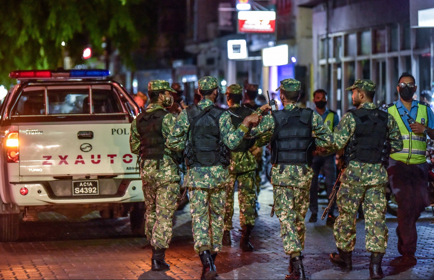 ނަޝީދަށް އަމާޒުކޮށް ބޮން ގޮއްވާލުމާ އެކު އެ ސަހަރައްދުގައި ސިފައިން ހަރަކާތްތެރިވަނީ: މިއީ ކުރީގެ ރައީސަކަށް ދިން މި ފަދަ އެންމެ ވަރުގަދަ، އަދި ހަމައެކަނި ހަމަލާ ކަމަށް ވާތީ މި ކަން ދައުލަތުގެ ހުރިހާ މުއައްސަސާއަކުން ވެސް ވަރަށް ސީރިއަސްކޮށް ނެގި. އަދި ހުރިހާ ވަސީލަތްތަކެއް ބޭނުންކޮށްގެން ތަަހުގީގު ކުރަން ފެށި -- ފޮޓޯ: ނިޝާން އަލީ/ މިހާރު