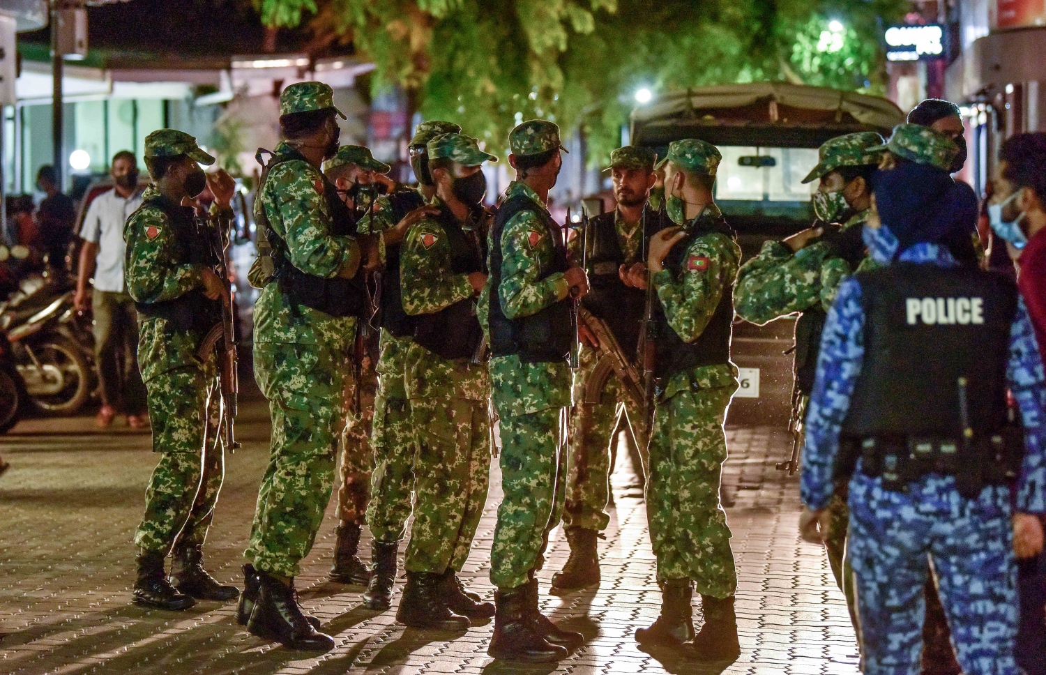 ހަމަލާ ދިން ސަރަހައްދު ފުލުހުންގެ ބެލުމުގެ ދަށުގައި. އެ ސަރަހައްދުގައި ހަތިޔާރާ އެކު ސިފައިން ވެސް ހަރަކާތްތެރިވޭ -- ފޮޓޯ: ނިޝާން އަލީ/ މިހާރު