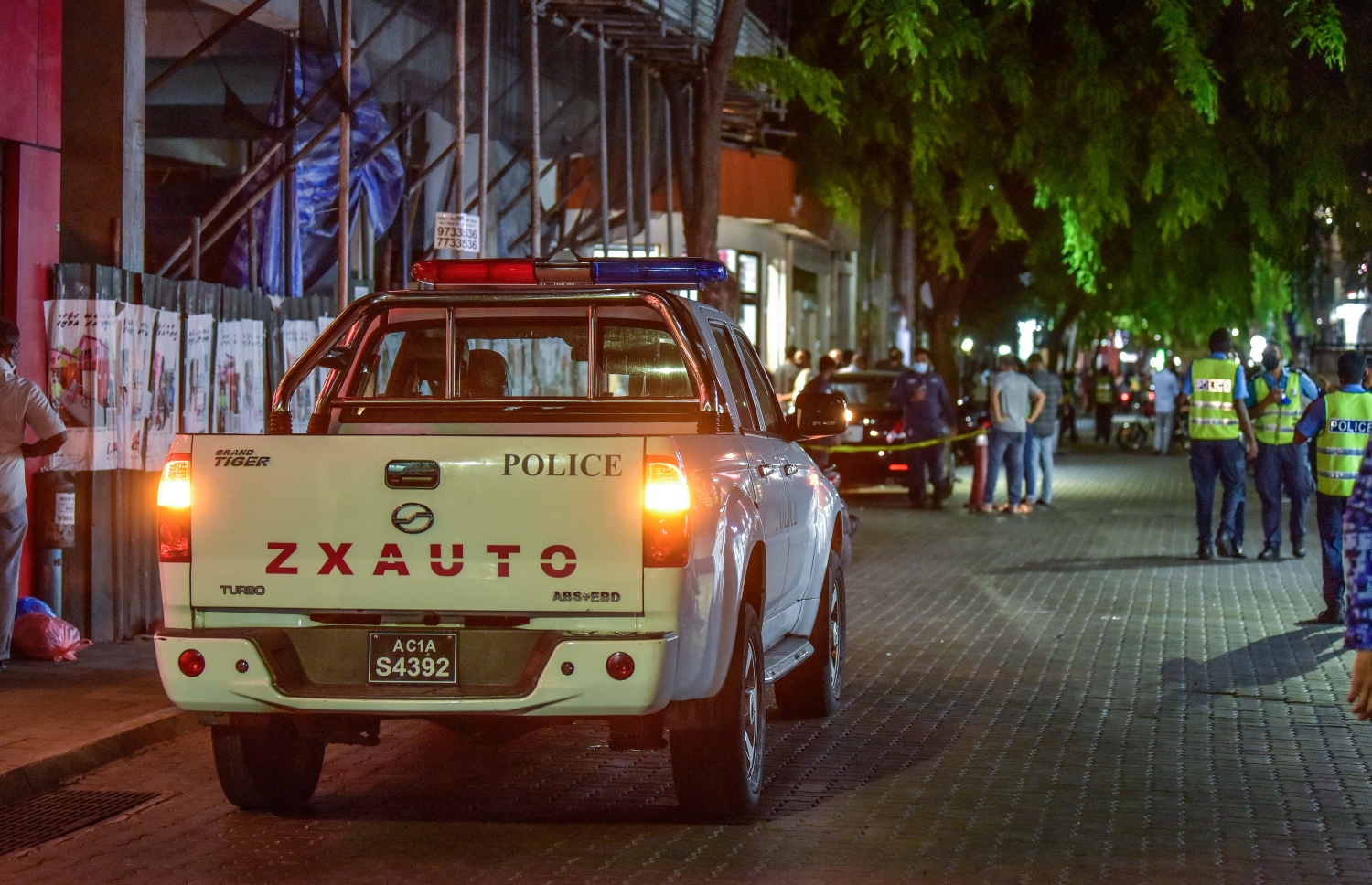 ހަމަލާ ދިން ސަރަހައްދު ފުލުހުންގެ ބެލުމުގެ ދަށުގައި. އެ ސަރަހައްދުގައި ހަތިޔާރާ އެކު ސިފައިން ވެސް ހަރަކާތްތެރިވޭ -- ފޮޓޯ: ނިޝާން އަލީ/ މިހާރު