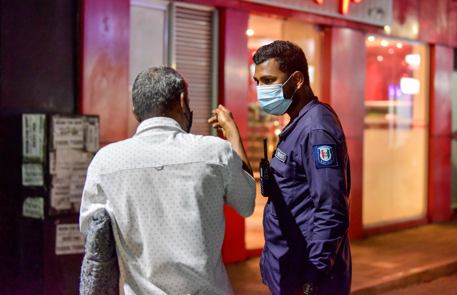 މާލެ- މޭއި 6، 2021: ރައްޔިތުންގެ މަޖިލީހުގެ ރައީސް މުހައްމަދު ނަޝީދު އަށް ހަމަލާ ދިން ސަރަހައްދުގައި ފުލުހުން ހަރަކާތްތެރިވަނީ--.ފޮޓޯ: ނިޝާން އަލީ