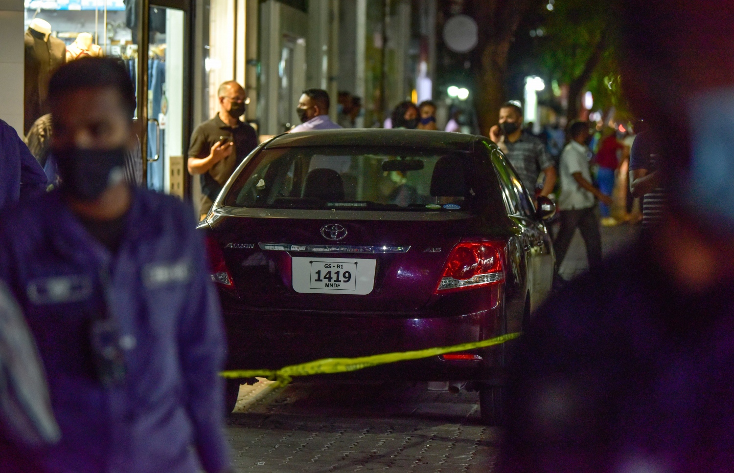 ހަމަލާ ދިން ރޭ ނަޝީދަށް ސެކިއުރިޓީ ފޯރުކޮށްދިން ކާރެއް މަޖީދީމަގުގައި: ނަޝީދު އޭރު ދިރިއުޅުއްވަމުން ގެންދެވީ ކެނެރީގޭގައި ކަމަށް ވެފައި، ނަޝީދު އަބަދު ވެސް ގެއަށް ވަޑައިގަންނަވަން ކާރުކޮޅުން ފައިބާ ވަޑައިގަންނަވަނީ މަޖީދީމަގަށް. އެކަމަކު އޭރު އެ މަނިކުފާނަށްޓަކައި މަގު ބަންދުކޮށެއް ނުހަދާ. -- ފޮޓޯ: ނިޝާން އަލީ/ މިހާރު