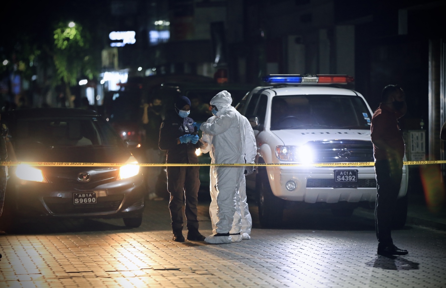 ހަމަލާ ދިން ތަނުގައި ފުލުހުންގެ ތަހުގީގު ޓީމެއް ހަރަކާތްތެރިވަނީ.-- ފޮޓޯ: މޯލްޑިވްސް ޕޮލިސް