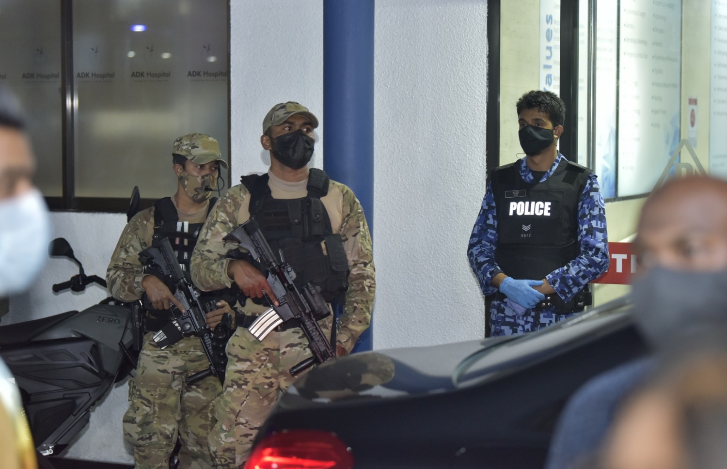 އޭޑީކޭ ފުލުހުންގެ ބެލުމުގެ ދަށުގައި. އެ ސަރަހައްދުގައި ހަތިޔާރާ އެކު ސިފައިން ވެސް ހަރަކާތްތެރިވޭ -- ފޮޓޯ: ނިޝާން އަލީ/ މިހާރު