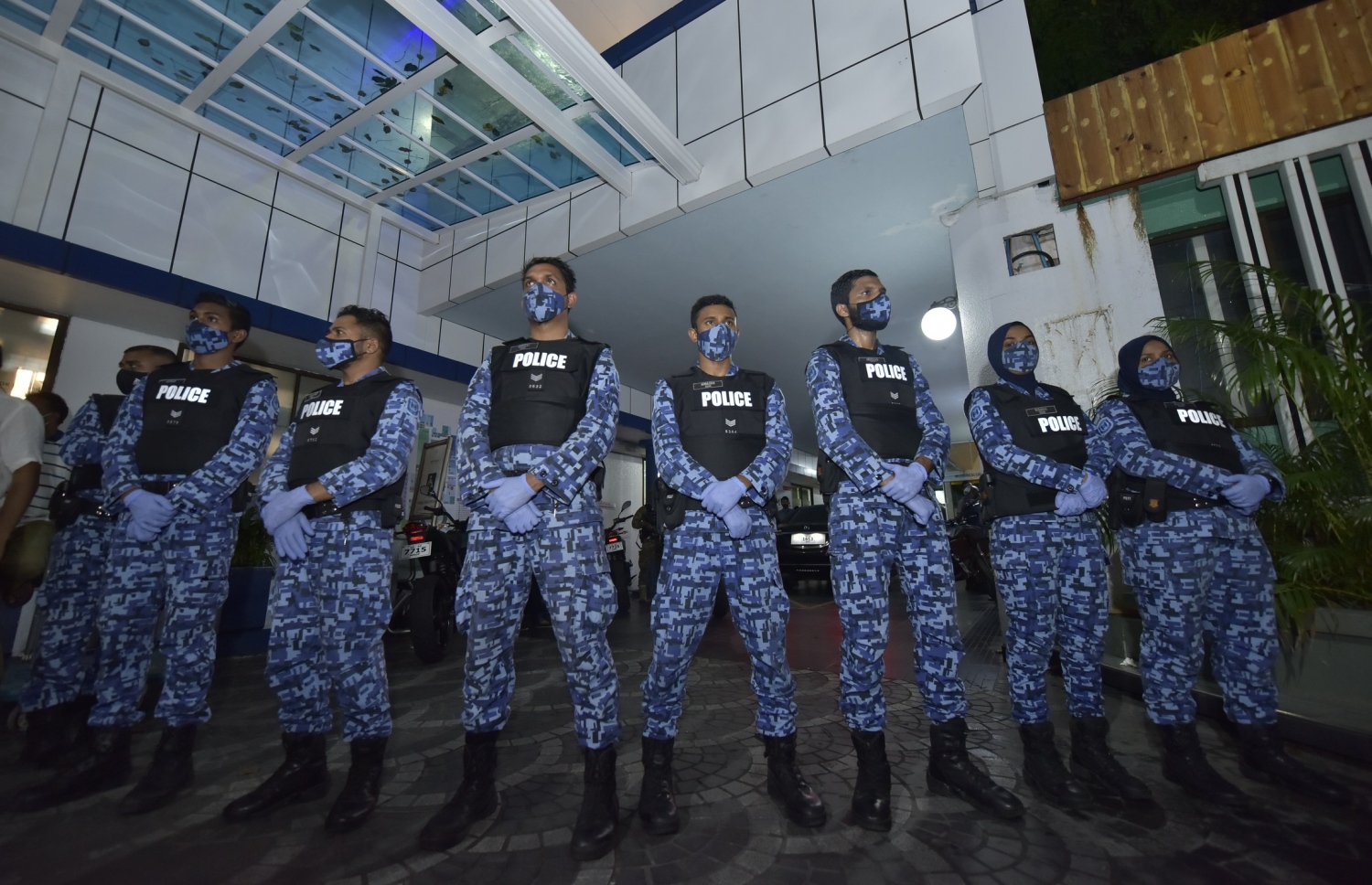 އޭޑީކޭ ފުލުހުންގެ ބެލުމުގެ ދަށުގައި. އެ ސަރަހައްދުގައި ހަތިޔާރާ އެކު ސިފައިން ވެސް ހަރަކާތްތެރިވޭ -- ފޮޓޯ: ނިޝާން އަލީ/ މިހާރު