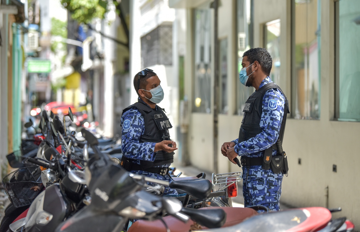 ނަޝީދު ކާރުކޮޅަށް އަރުއްވަނިކޮށް އެ މަނިކުފާނަށް އަމާޒުކޮށް، ބޮމެއް ގޮއްވައިލުމަށް ފަހު މާލޭގެ އެކި ސަރަހައްދުތަކުގައި ފުލުހުން ހަތިޔާރާއެކު ފޯރިމަރަނީ:-- ފައިލް ފޮޓޯ: ނިޝާން އަލީ