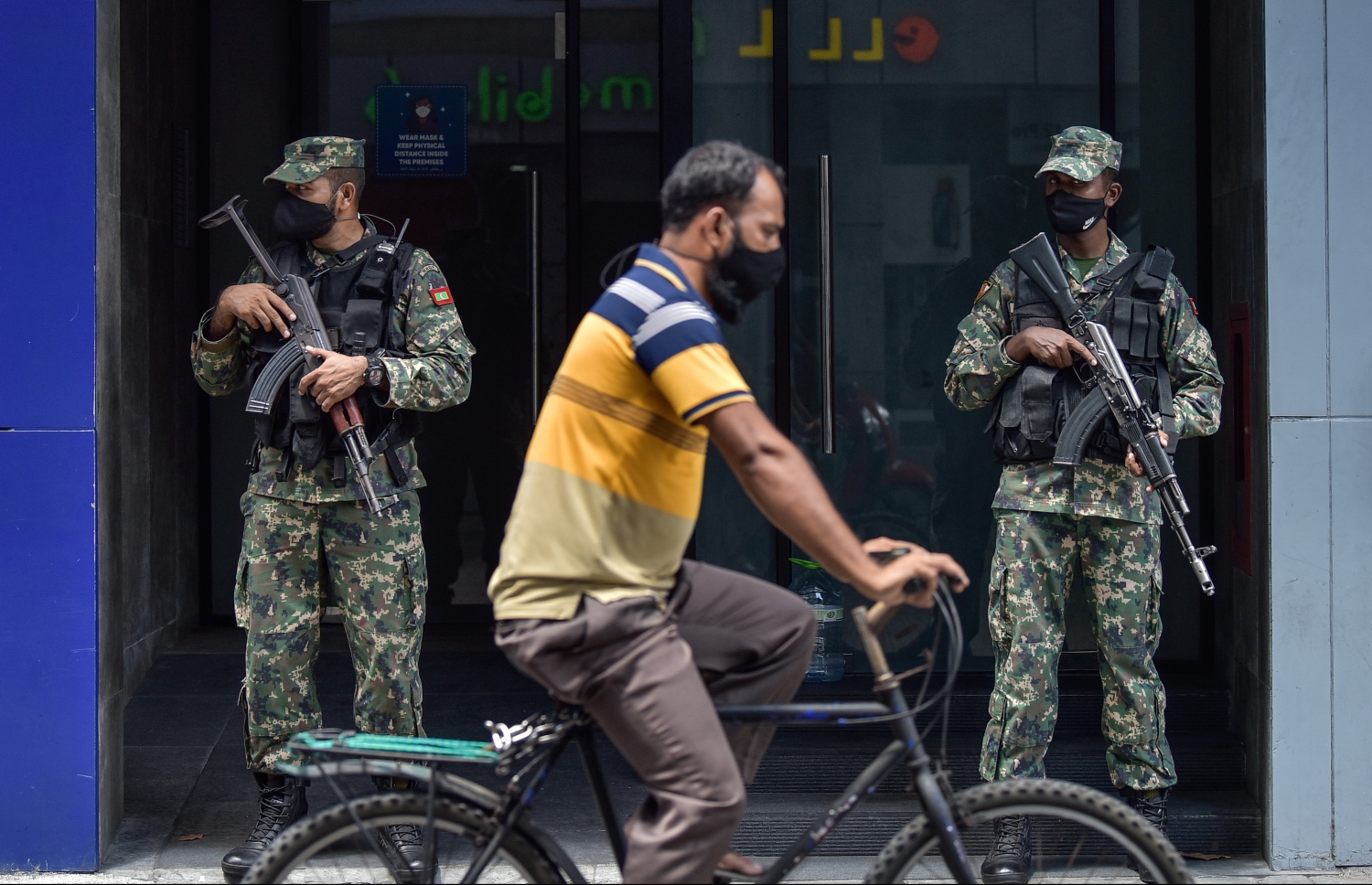 ނަޝީދަށް ދިން ހަމަލާ: ސިފައިން ހަތިޔާރާއެކު ފޯރިމެރުން