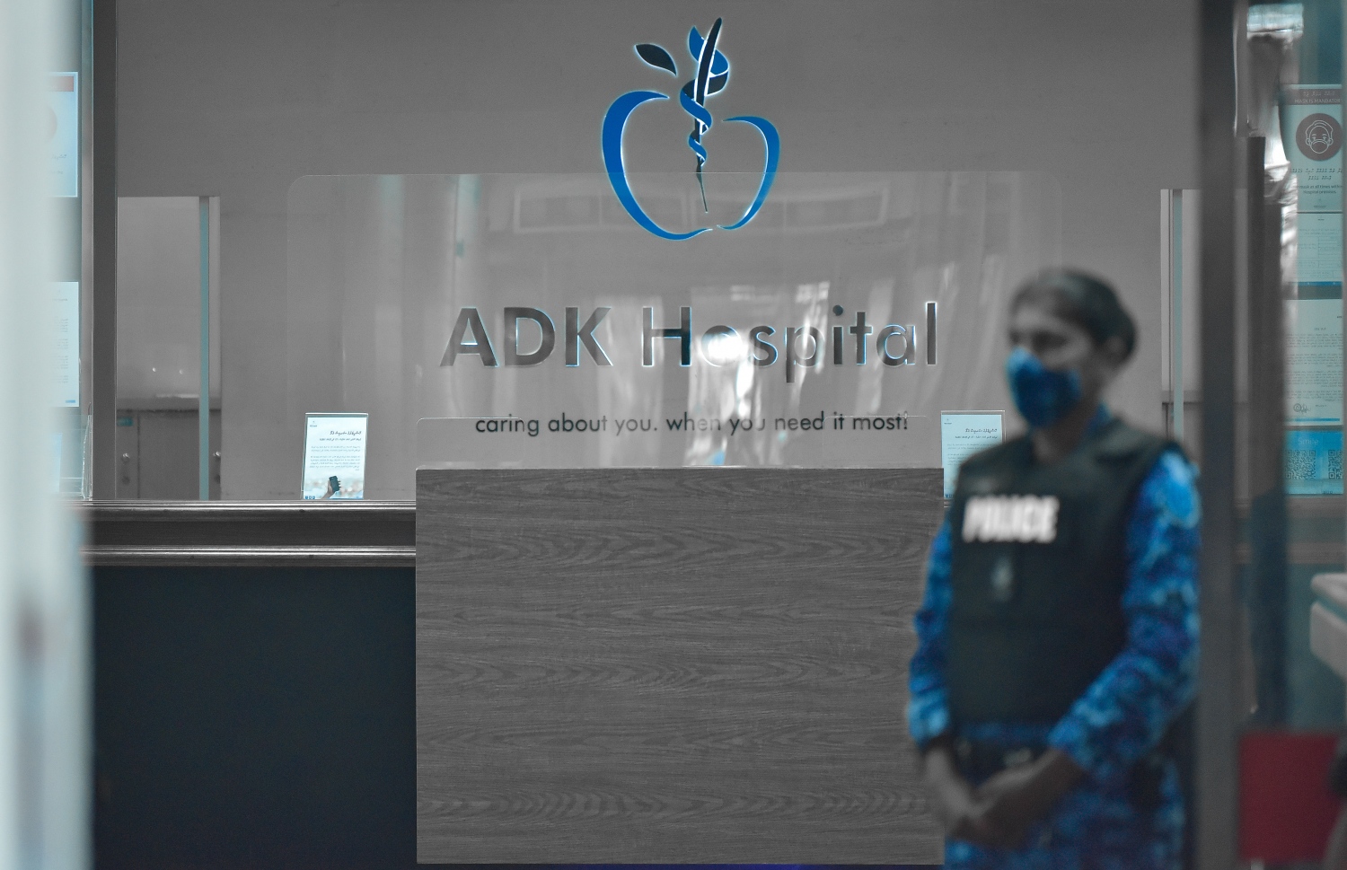 މާލެ: މޭ 7، 2021: ރައްޔިތުންގެ މަޖިލީހުގެ ރައީސް މުހައްމަދު ނަޝީދު ކާރުކޮޅަށް އަރުއްވަނިކޮށް އެ މަނިކުފާނަށް އަމާޒުކޮށް، އެއްޗެއް ގޮއްވައިލުމުގެ ސަބަބުން ނަޝީދަށް އަނިޔާވުމާ ގުޅިގެން ފުލުހުންގެ އެލާޓް ލެވެލް ތިނަކަށް މަތިކޮށް މާލޭގެ އެކި ސަރަހައްދުތަކުގައި ސިފައިން ހަތިޔާރާއެކު ފޯރިމަރަނީ: ނަޝީދަށް ހަމަލާ ދީފައި ވަނީ އެ މަނިކުފާނު ދިރިއުޅުއްވާ ގެކޮޅު ކަމަށްވާ ގ.ކެނެރީގެ ހުންނަ، ކެނެރީމަގުގެ ކޮޅުން މަޖީދީމަގުގައި ކުރީގެ އެމެޓީ ފިހާރަ ހުންނަ ކަންމަތިން. މި ހަމަލާގައި ނަޝީދުގެ މޫނުފުޅަށް ކޮންމެވެސް ވަރެއްގެ ޒަހަމްތަކެއް ލިބިވަޑައިގަތަސް ފުރާނފުޅަށް ނުރައްކާވާ ވަރުގެ އެއްވެސް ގެއްލުމެއް ލިބިވަޑައެއް ނުގަންނަވައި ކަމަށް ނަޝީދަށް ފަރުވާދެމުން އަންނަ އޭޑީކޭ ހޮސްޕިޓަލުން ވަނީ ބުނެފައި. އެ ސަރަހައްދު ބަންދުކޮށް ފުލުހުންނާއި ފުލުހުންގެ ފޮރެންސިކް ޓީމުން އަންނަނީ މި ހާދިސާ ހިނގި ސަރަހައްދުން ތަހުގީގަށް ބޭނުންވާ ހެކި އެއްކުރަމުން.-- ފޮޓޯތައް: ނިޝާން އަލީ /މިހާރު