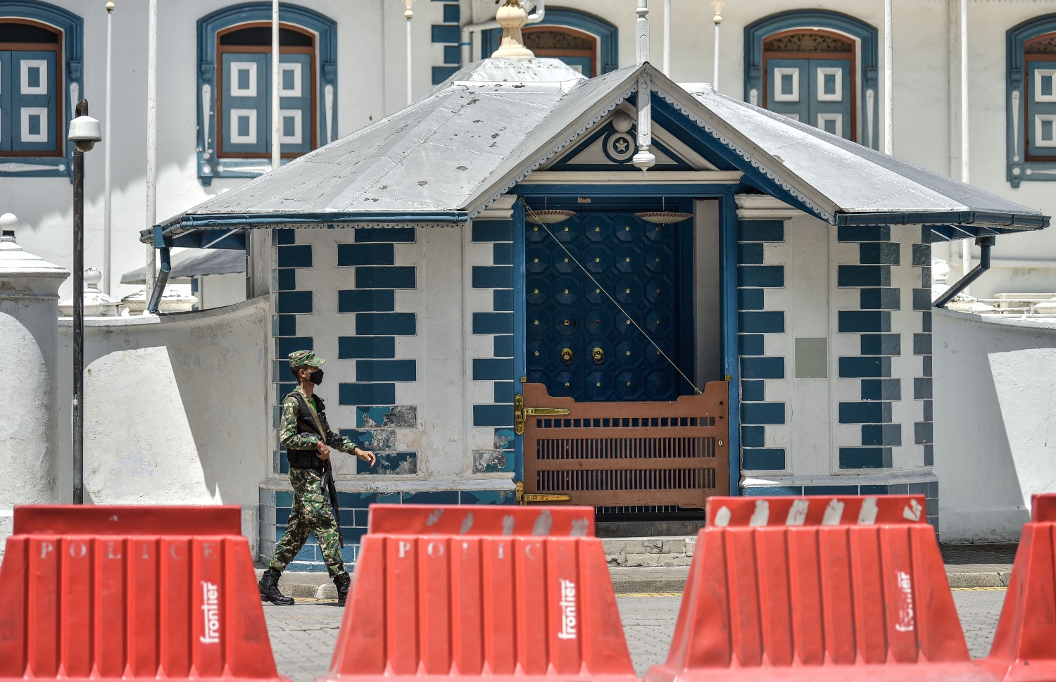 މާލެ: މޭ 7، 2021: ރައްޔިތުންގެ މަޖިލީހުގެ ރައީސް މުހައްމަދު ނަޝީދު ކާރުކޮޅަށް އަރުއްވަނިކޮށް އެ މަނިކުފާނަށް އަމާޒުކޮށް، އެއްޗެއް ގޮއްވައިލުމުގެ ސަބަބުން ނަޝީދަށް އަނިޔާވުމާ ގުޅިގެން ފުލުހުންގެ އެލާޓް ލެވެލް ތިނަކަށް މަތިކޮށް މާލޭގެ އެކި ސަރަހައްދުތަކުގައި ސިފައިން ހަތިޔާރާއެކު ފޯރިމަރަނީ: ނަޝީދަށް ހަމަލާ ދީފައި ވަނީ އެ މަނިކުފާނު ދިރިއުޅުއްވާ ގެކޮޅު ކަމަށްވާ ގ.ކެނެރީގެ ހުންނަ، ކެނެރީމަގުގެ ކޮޅުން މަޖީދީމަގުގައި ކުރީގެ އެމެޓީ ފިހާރަ ހުންނަ ކަންމަތިން. މި ހަމަލާގައި ނަޝީދުގެ މޫނުފުޅަށް ކޮންމެވެސް ވަރެއްގެ ޒަހަމްތަކެއް ލިބިވަޑައިގަތަސް ފުރާނފުޅަށް ނުރައްކާވާ ވަރުގެ އެއްވެސް ގެއްލުމެއް ލިބިވަޑައެއް ނުގަންނަވައި ކަމަށް ނަޝީދަށް ފަރުވާދެމުން އަންނަ އޭޑީކޭ ހޮސްޕިޓަލުން ވަނީ ބުނެފައި. އެ ސަރަހައްދު ބަންދުކޮށް ފުލުހުންނާއި ފުލުހުންގެ ފޮރެންސިކް ޓީމުން އަންނަނީ މި ހާދިސާ ހިނގި ސަރަހައްދުން ތަހުގީގަށް ބޭނުންވާ ހެކި އެއްކުރަމުން.-- ފޮޓޯތައް: ނިޝާން އަލީ /މިހާރު