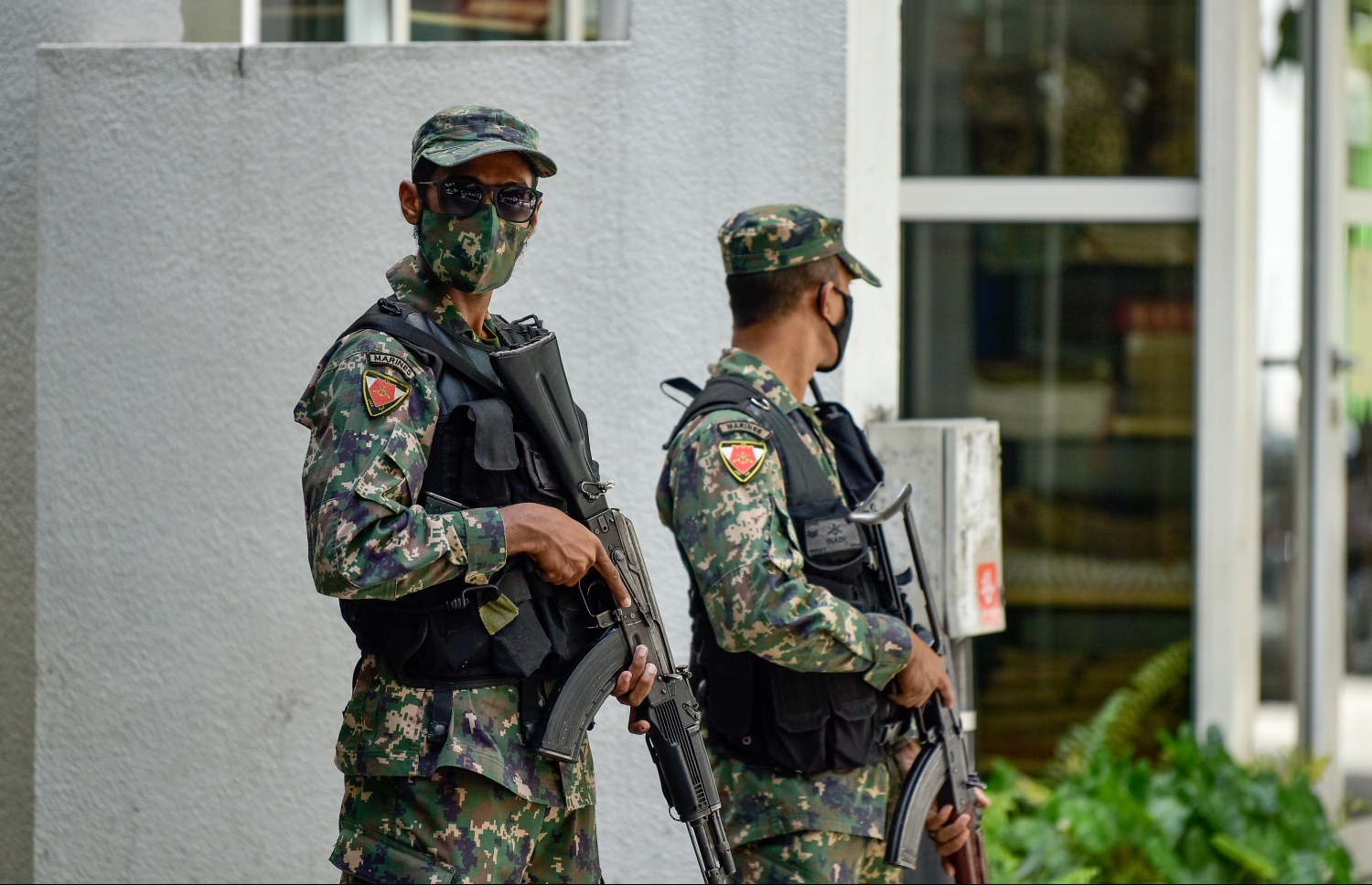 ސިފައިންތަކެއް މަގުމަތީގައި ހަރަކާތްތެރިވަނީ --- ފޮޓޯ/މިހާރު