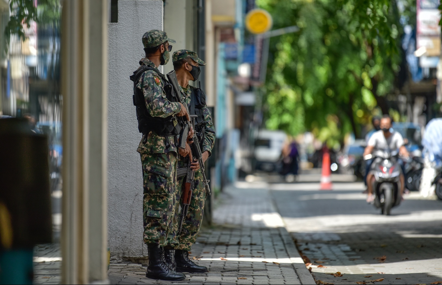 މާލެ: މޭ 7، 2021: ރައްޔިތުންގެ މަޖިލީހުގެ ރައީސް މުހައްމަދު ނަޝީދު ކާރުކޮޅަށް އަރުއްވަނިކޮށް އެ މަނިކުފާނަށް އަމާޒުކޮށް، އެއްޗެއް ގޮއްވައިލުމުގެ ސަބަބުން ނަޝީދަށް އަނިޔާވުމާ ގުޅިގެން ފުލުހުންގެ އެލާޓް ލެވެލް ތިނަކަށް މަތިކޮށް މާލޭގެ އެކި ސަރަހައްދުތަކުގައި ސިފައިން ހަތިޔާރާއެކު ފޯރިމަރަނީ: ނަޝީދަށް ހަމަލާ ދީފައި ވަނީ އެ މަނިކުފާނު ދިރިއުޅުއްވާ ގެކޮޅު ކަމަށްވާ ގ.ކެނެރީގެ ހުންނަ، ކެނެރީމަގުގެ ކޮޅުން މަޖީދީމަގުގައި ކުރީގެ އެމެޓީ ފިހާރަ ހުންނަ ކަންމަތިން. މި ހަމަލާގައި ނަޝީދުގެ މޫނުފުޅަށް ކޮންމެވެސް ވަރެއްގެ ޒަހަމްތަކެއް ލިބިވަޑައިގަތަސް ފުރާނފުޅަށް ނުރައްކާވާ ވަރުގެ އެއްވެސް ގެއްލުމެއް ލިބިވަޑައެއް ނުގަންނަވައި ކަމަށް ނަޝީދަށް ފަރުވާދެމުން އަންނަ އޭޑީކޭ ހޮސްޕިޓަލުން ވަނީ ބުނެފައި. އެ ސަރަހައްދު ބަންދުކޮށް ފުލުހުންނާއި ފުލުހުންގެ ފޮރެންސިކް ޓީމުން އަންނަނީ މި ހާދިސާ ހިނގި ސަރަހައްދުން ތަހުގީގަށް ބޭނުންވާ ހެކި އެއްކުރަމުން.-- ފޮޓޯތައް: ނިޝާން އަލީ /މިހާރު