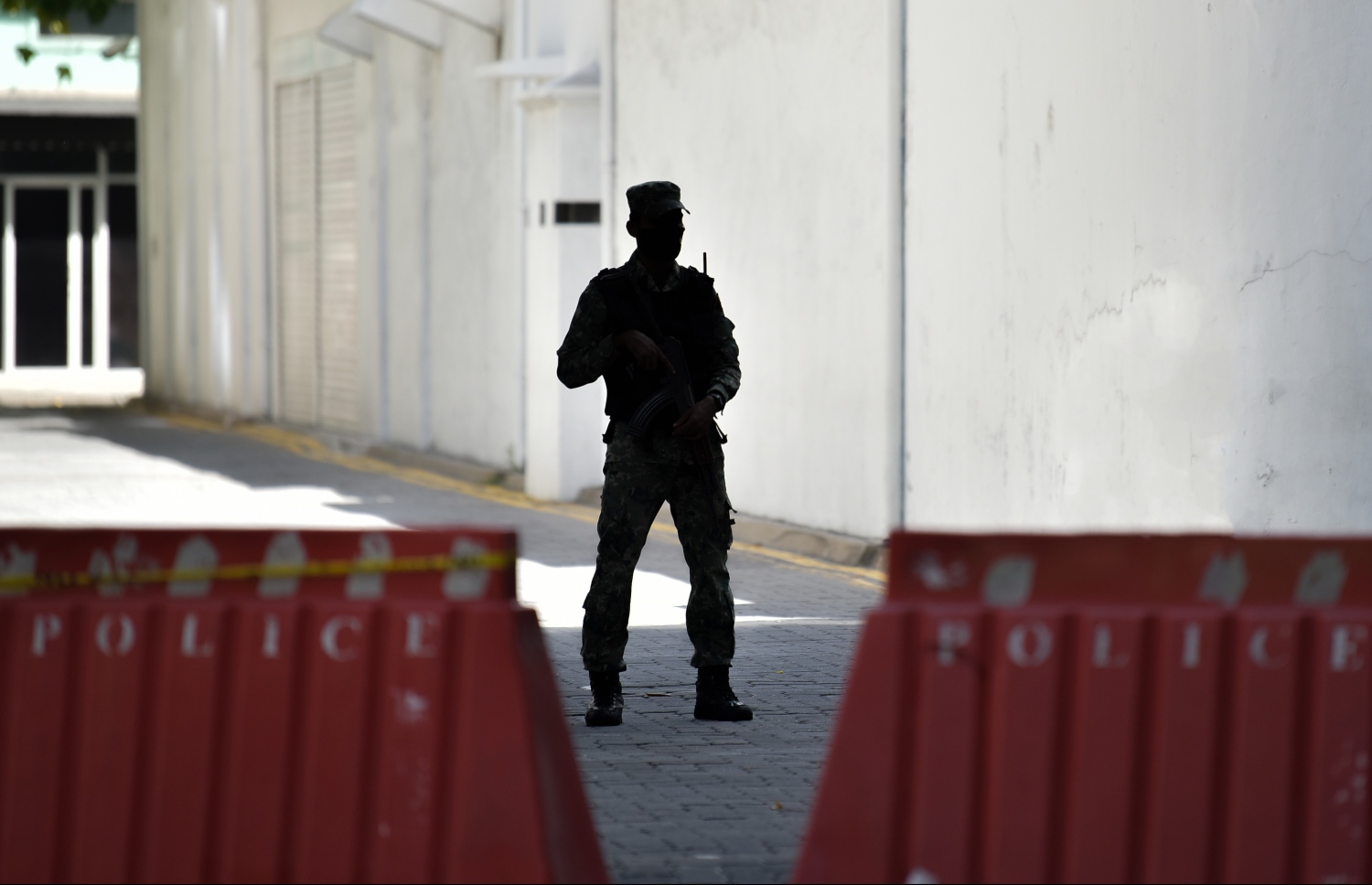 ރައްޔިތުންގެ މަޖިލީހުގެ ރައީސް މުހައްމަދު ނަޝީދު ކާރުކޮޅަށް އަރުއްވަނިކޮށް އެ މަނިކުފާނަށް އަމާޒުކޮށް، އެއްޗެއް ގޮއްވައިލުމުގެ ސަބަބުން ނަޝީދަށް އަނިޔާވުމާ ގުޅިގެން ފުލުހުންގެ އެލާޓް ލެވެލް ތިނަކަށް މަތިކޮށް މާލޭގެ އެކި ސަރަހައްދުތަކުގައި ސިފައިން ހަތިޔާރާއެކު ފޯރިމަރަނީ. -- ފޮޓޯތައް: ނިޝާން އަލީ /މިހާރު