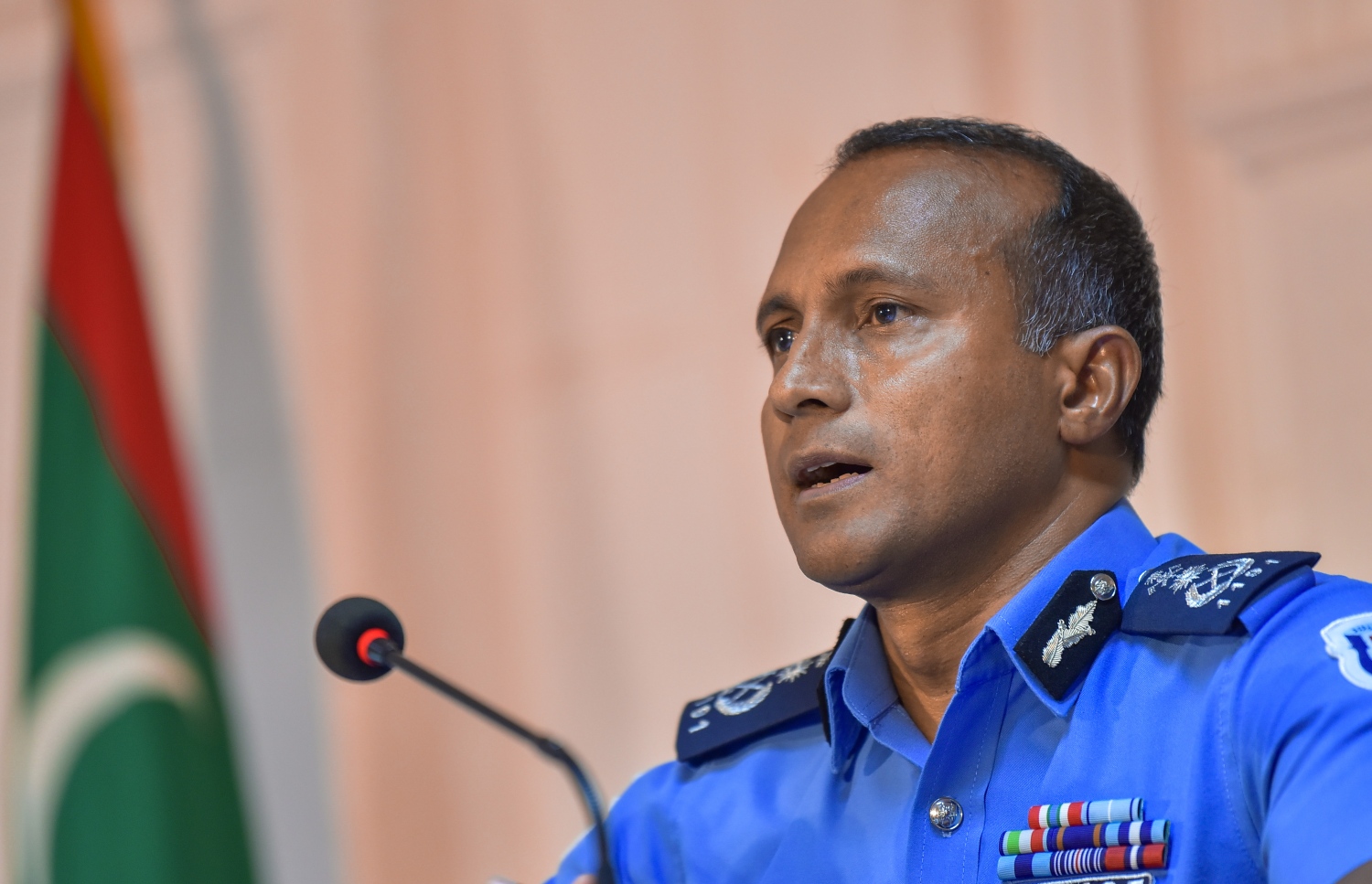 ނަޝީދަށް ދިން ހަމަލައާ ގުޅިގެން މިއަދު ބޭއްވި މީޑިއާ ބްފިންގައި ސީޕީ ހަމީދު، ނޫސްވެރިންގެ ސުވާލުތަކަށް ޖަވާބު ދެއްވަނީ.---ފޮޓޯ: ނިޝާން އަލީ/މިހާރު