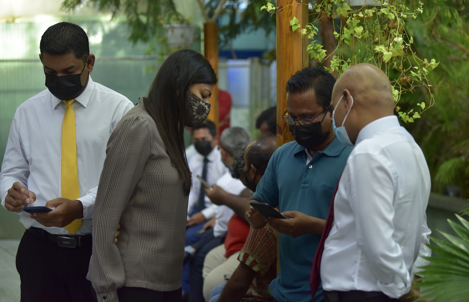 ނަޝީދުގެ ހާލަތު ބެއްލެވުމަށް އައްޑޫ މީދޫ ދާއިރާގެ މެމްބަރު ރޮޒެއިނާ އަދި އެ މަނިކުފާނުގެ ސަޕޯޓަރުން އޭޑީކޭ ހޮސްޕިޓަލުގެ ބޭރުގައި މަޑުކޮށްލައިގެން.-- ފޮޓޯ: ނިޝާން އަލީ/ މިހާރު