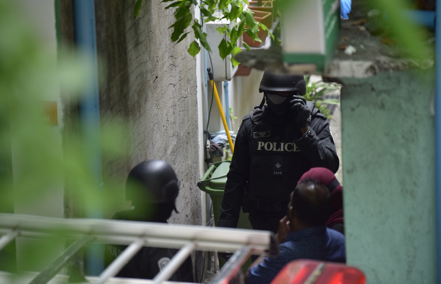 މަޖިލީހުގެ ރައީސް މުހައްމަދު ނަޝީދު އަވަހާރަކޮށްލަން ދިން ހަމަލާއާ ގުޅިގެން ހިންގި އޮޕަރޭޝަނެއްގައުި ބަޔަކު ހައްޔަރުކުރަނީ. -- ފޮޓޯ: ނިޝާން އަލީ/މިހާރު