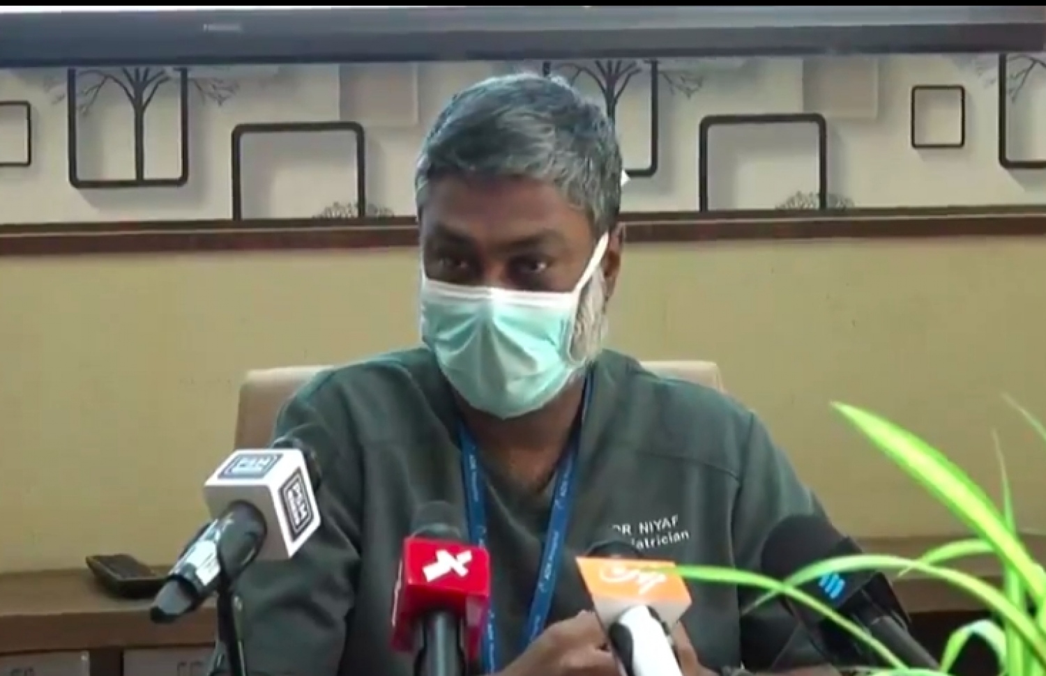 އޭޑީކޭގެ ޕްރެސް ކޮންފަރެންސްގައި އެ ހޮސްޕިޓަކުގެ ޗީފް މެޑިކަލް އޮފިސަރު އަބްދުﷲ ނިޔާފް ވާހަކަ ދައްކަވަނީ