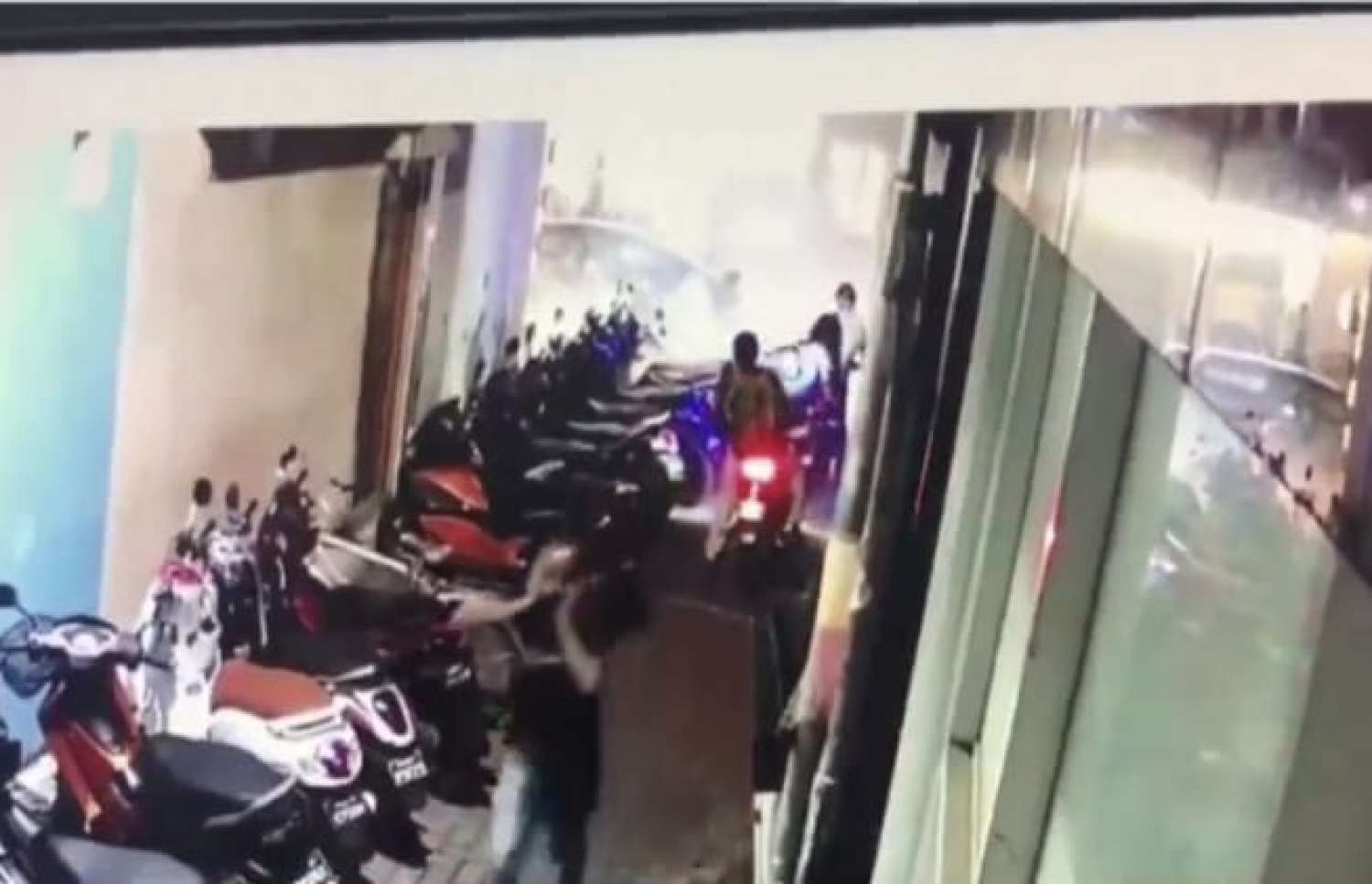 ނަޝީދަށް ހަމަލާ ދިން ބޮން ގޮއްވާލި ވަގުތުގެ ސްކްރީން ޝޮޓެއް: މިއީ މި ވަރުގެ ބޮމުގެ ހަމަލާއެއް އާންމުންގެ ތެރޭގައި ރާއްޖޭގައި ދިން ފުރަތަމަ ފަހަރު. މި ހަމަލާގައި އެއްވެސް މީހަކު މަރު ނުވިޔަސް، އެއީ ބަޔަކު މަރުވެދާނެ ވަރުގެ ހަމަލާއެއް. މި ހަމަލާގައި ނަޝީދުގެ ބޮޑީގާޑުންގެ އިތުރުން އާންމު ބައެއް މީހުންނާއި ނަޝީދު ވެސް ވަރަށް ބޮޑަށް ޒަހަމްވި. އެންމެ ބޮޮޑު ޒަހަމެއް ލިބުނީ ވެސް ނަޝީދަށް. ހަމަލާގެ ސަބަބުން ނަޝީދުގެ ފުރާނަ ސަލާމަތްވީ ހަނި ގޮތަކަށް ކަމަށް ޑޮކްޓަރުން ވިދާޅުވި.