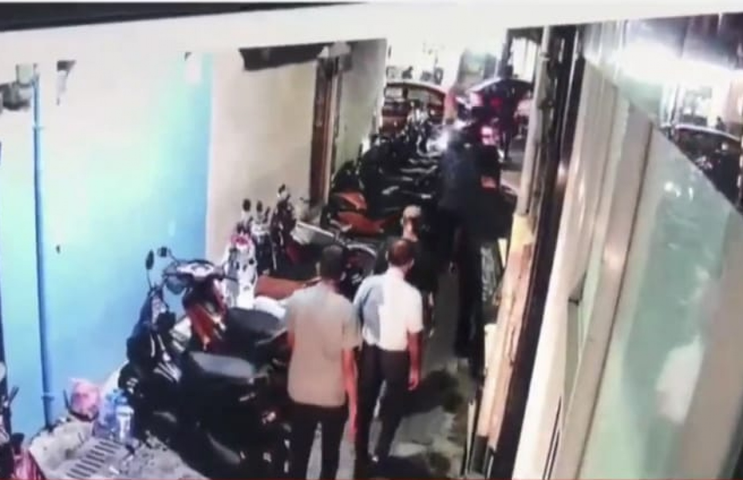 ގެއިން ނުކުމެވަޑައިގެން ކާރަށް އަރައިވަޑައިގަތުމަށް ނަޝީދު ވަޑައިގަންނަވަނީ. ހަމަލާ އަމާޒުވީ ކާރާ ހަމަވިތަނާ.-