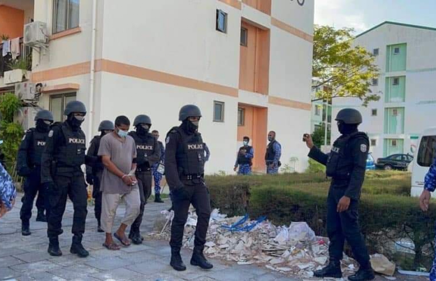 ނަޝީދު އަވަހާރަކޮށްލަން ދިން ޓެރަރިސްޓް ހަމަލައާ ގުޅިގެން ފުލުހުން އެންމެ ބޮޑަށް ހޯދަން ބޭނުންވި އަދުހަމް ހައްޔަރު ކޮށްގެން ގެންދަނީ.