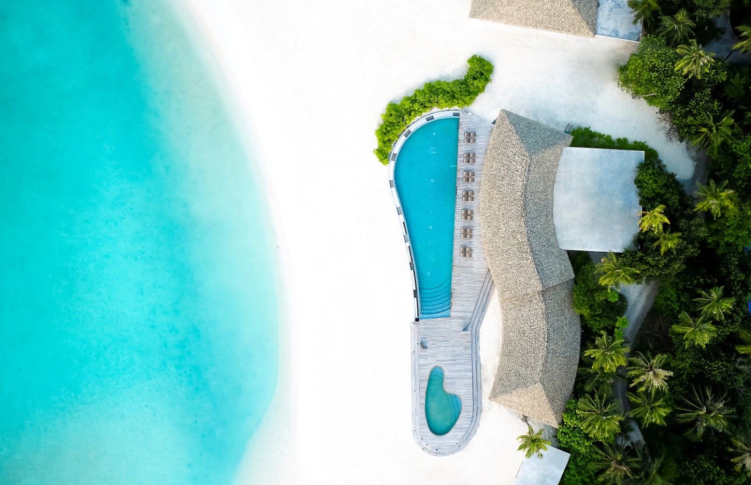 ލެ މެރީޑިއަން ރިސޯޓުގެ ވިލާއެއްގެ މަތިން ނަގާަފައިވާ ފޮޓޯއެއް-- ފޮޓޯ: ލެ މެރީޑިއަން މޯލްޑިވްސް