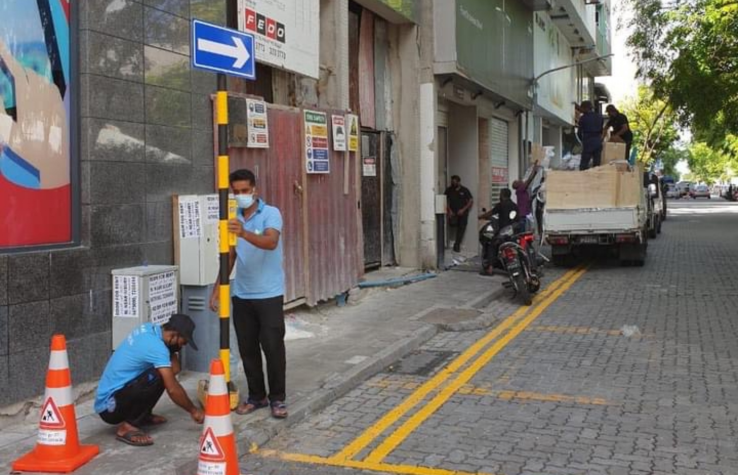 ކަނބާއައިސާރަނިހިނގުމުގެ ދެކުނު ފަރާތް އެއްކޮޅަށް ދުއްވޭ ގޮތަށް ބަދަލުކޮށް ޓްރެފިކް ނިޝާން ހަރުކުރަނީ.-- ފޮޓޯ: ޓްރެފިކް ޕޮލިސް