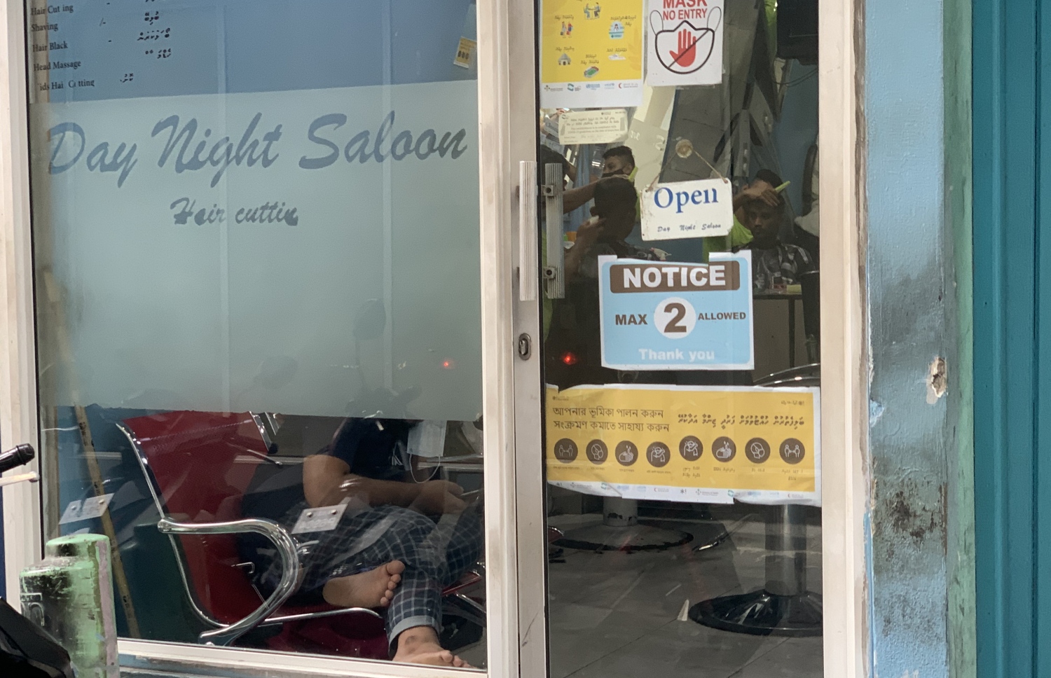 މާލޭގައި މިއަދު ހުޅުވާފައިވާ ސެލޫނަކުން ކަސްޓަމަރުންނަށް ހިދުމަތް ދެނީ: ބައެއް ސެލޫންތަކުން ދަނީ އެޗްޕީއޭ އަށް ގޮންޖަހަމުން.