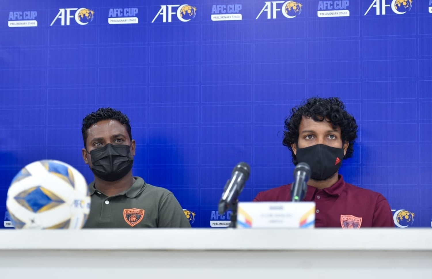 އީގަލްސްގެ ކެޕްޓަން ހުސައިން ޝިފާއު އާއި އެ ޓީމުގެ ކޯޗް ޝާޒް --- ފޮޓޯ: އެފްއޭއެމް