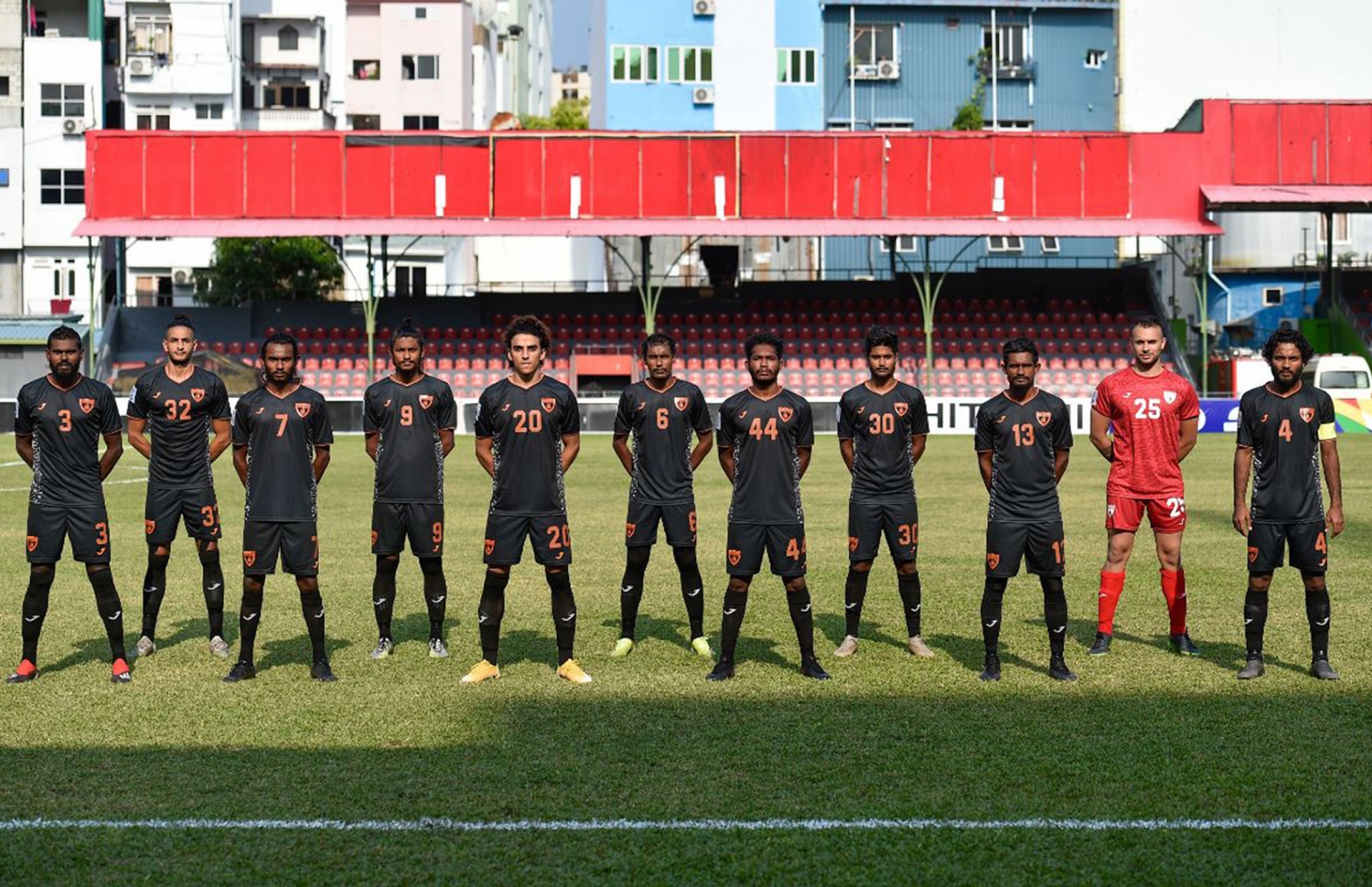 އޭއެފްސީ ކަޕް ޕްރިލިމިނަރީގެ ފުރަތަމަ ބުރުގައި ތިމްޕޫއާ ދެކޮޅަށް ނުކުތް އީގަލްސްގެ ފުރަތަމަ 11 ގައި ހިމނެުނު ކުޅުންތެރިން --- ފޮޓޯ އެފްއޭއެމް