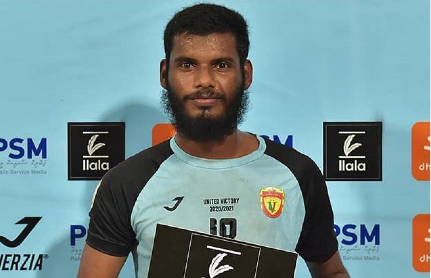 ކީޕަރު ނާޖިހް މޭން އޮފް ދެ މެޗު އިނާމު ހިފަހައްޓާލައިގެން --- ފޮޓޯ: އެފްއޭއެމް