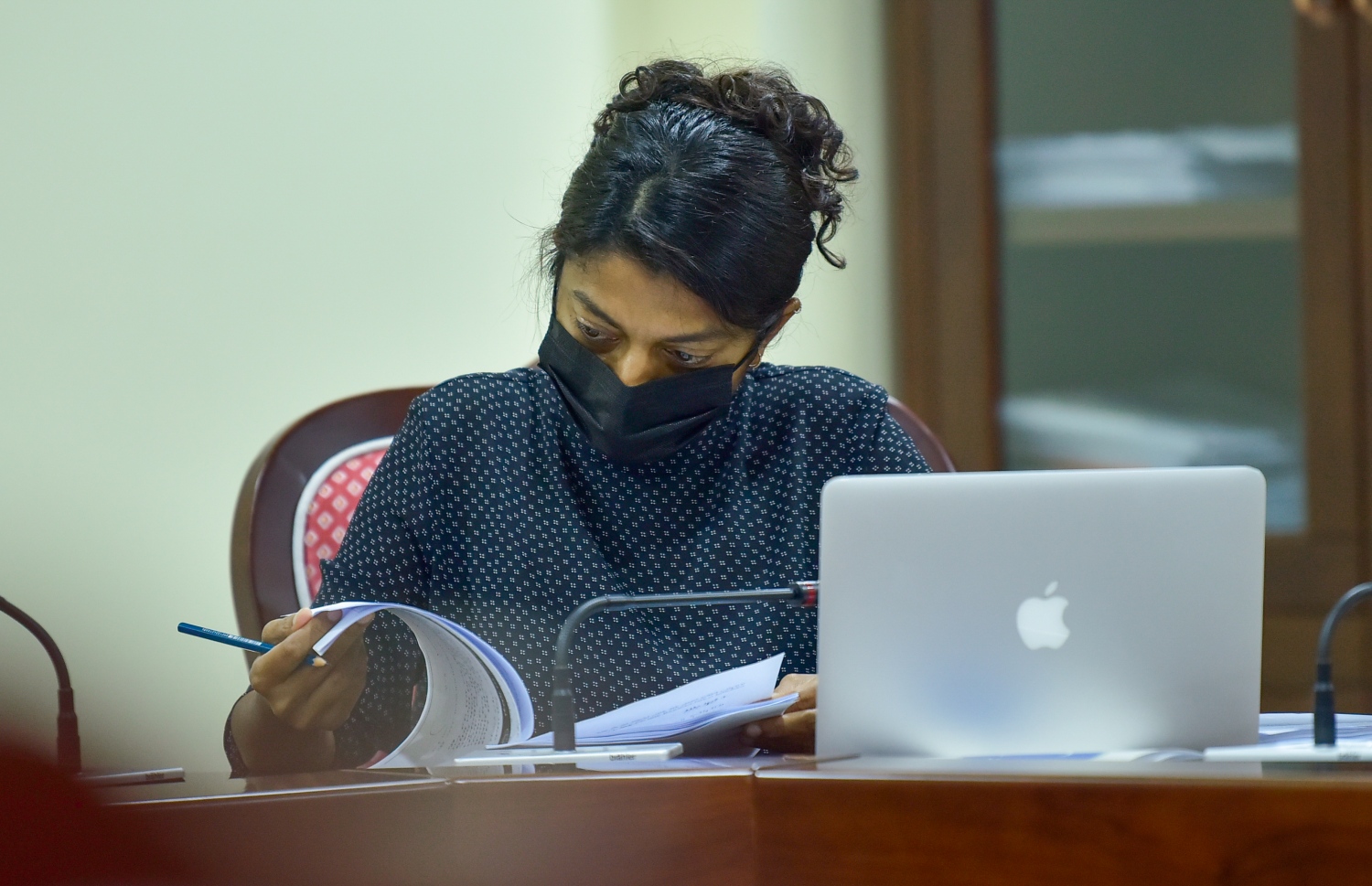 ރައްޔިތުންގެ މަޖިލީހުގެ ނައިބު ރައީސް އީވާ އަބްދުﷲ ރައްޔިތުންގެ މަޖިލީހުގެ ކޮމިޓީގައި އެމްއެމްޕީއާރްސީގެ ޚިޔާނާ ގުޅޭ ލިސްޓު ބައްލަވަނީ. -- ފޮޓޯ: އަހްމަދު އަވްޝަން/މިހާރު