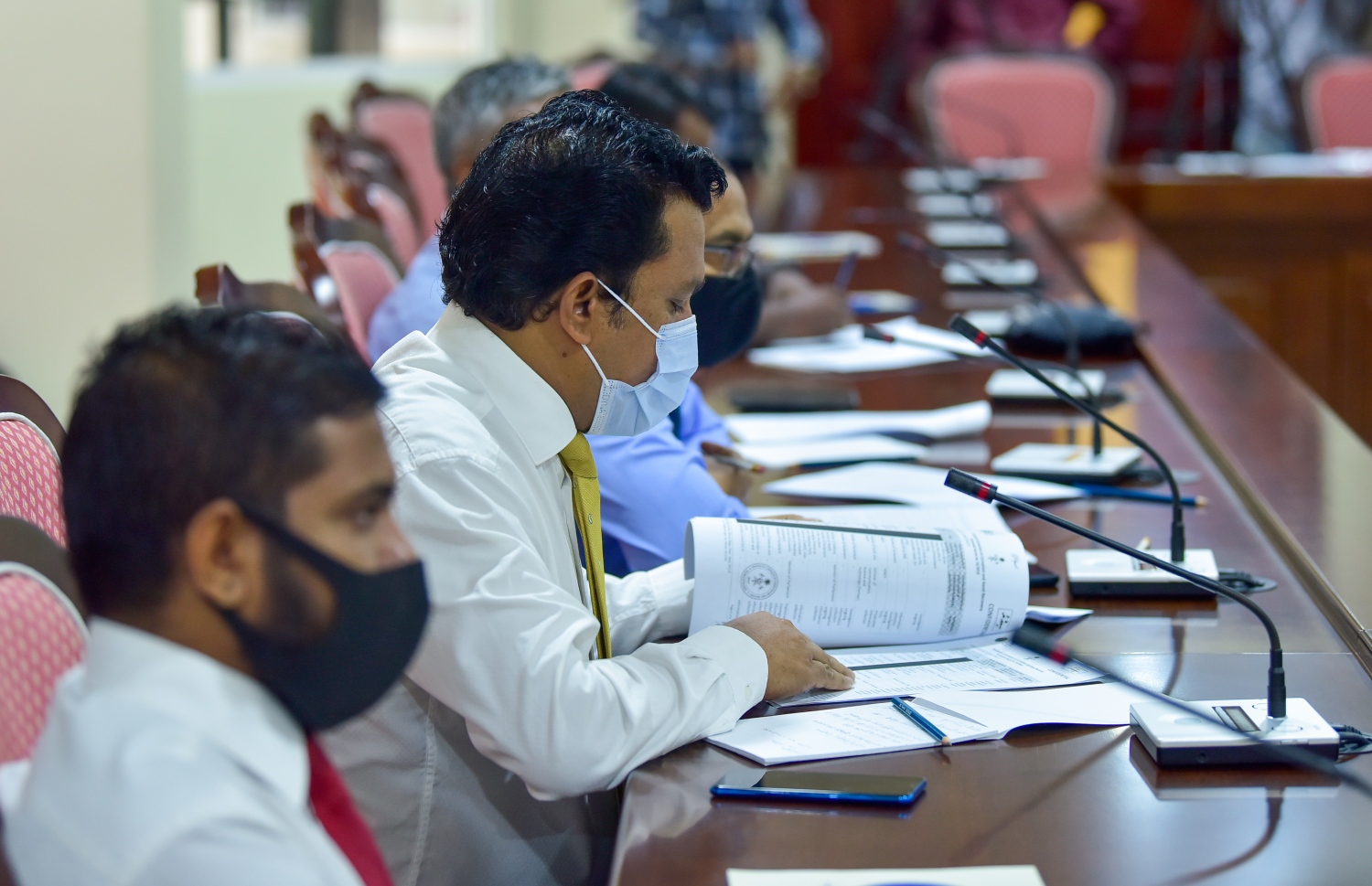 ރައްޔިތުންގެ މަޖިލީހުގެ ކޮމިޓީގައި މެންބަރަކު އެމްއެމްޕީއާރްސީގެ ޚިޔާނާ ގުޅޭ ލިސްޓު ބައްލަވަނީ. -- ފޮޓޯ: އަހްމަދު އަވްޝަން/މިހާރު