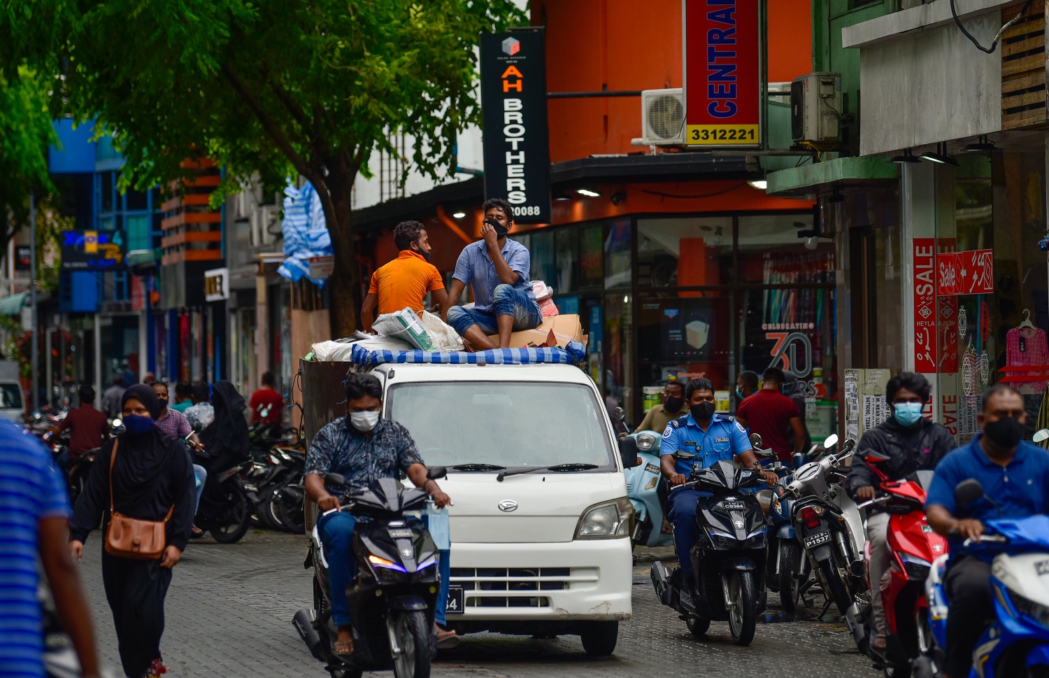 މާލެ- މެއި 13، 2021: މާލޭގައި އިއްޔެ ހަވީރު ކާފިއު ހިންގާފައި އޮތް އިރު ބަޔަކު މަގުމަތީގައި ހަރަކާތްތެރިވަނީ: ކޮވިޑްގެ ހާލަތު ވަރަށް ބޮޑަށް އަނެއްކާވެސް ވަނީ ގޯސްވެފައި. އިއްޔެ އިން ފެށިގެން ވަަނީ ހަރުކަށި ފިޔަވަޅުތައް އަޅައި ތަންފީޒު ކުރަން ފަށާފައި -- ފޮޓޯ:އަހުމަދު އަވްޝަން އިލްޔާސް/ މިހާރު