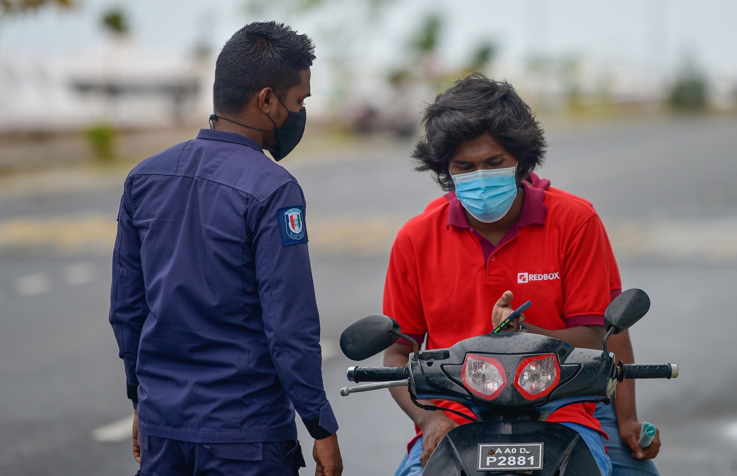 މާލެ- މެއި 13، 2021: މާލޭގައި އިއްޔެ ހަވީރު ކާފިއު ހިންގާފައި އޮތް އިރު ފުލުހަކު މީހަކާ ސުވާލުކުރަނީ: ކޮވިޑްގެ ހާލަތު ވަރަށް ބޮޑަށް އަނެއްކާވެސް ވަނީ ގޯސްވެފައި. އިއްޔެ އިން ފެށިގެން ވަަނީ ހަރުކަށި ފިޔަވަޅުތައް އަޅައި ތަންފީޒު ކުރަން ފަށާފައި -- ފޮޓޯ:އަހުމަދު އަވްޝަން އިލްޔާސް/ މިހާރު