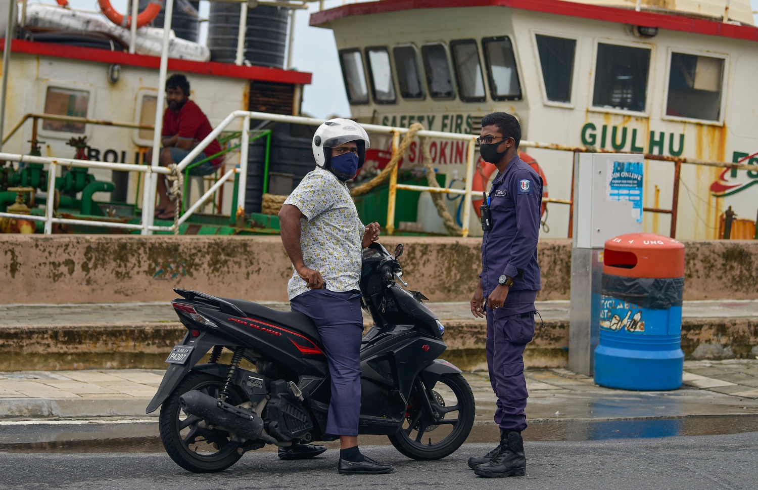 މާލެ- މެއި 13، 2021: މާލޭގައި އިއްޔެ ހަވީރު ކާފިއު ހިންގާފައި: ކޮވިޑްގެ ހާލަތު ވަރަށް ބޮޑަށް އަނެއްކާވެސް ގޯސްވެ، ސަރުކާރުން ވަނީ އިއްޔެ އިން ފެށިގެން ފިޔަވަޅުތައް އަޅައިފައި. ޒަރޫރީ ބޭނުންތަކަށް ހުއްދަ އާ އެކު ނޫނީ ގެއިން ބޭރަކަށް ނުނިކުމެވޭ -- ފޮޓޯ:އަހުމަދު އަވްޝަން އިލްޔާސް/ މިހާރު