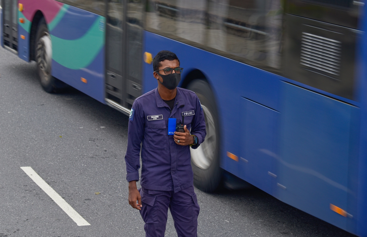 މާލެ- މެއި 13، 2021: މާލޭގައި އިއްޔެ ހަވީރު ކާފިއު ހިންގާފައި އޮތް އިރު ފުލުހަކު ހަރަކާތްތެރިވަނީ: ކޮވިޑްގެ ހާލަތު ވަރަށް ބޮޑަށް އަނެއްކާވެސް ގޯސްވެ، ސަރުކާރުން ވަނީ އިއްޔެ އިން ފެށިގެން ފިޔަވަޅުތައް އަޅައިފައި. ޒަރޫރީ ބޭނުންތަކަށް ހުއްދަ އާ އެކު ނޫނީ ގެއިން ބޭރަކަށް ނުނިކުމެވޭ -- ފޮޓޯ:އަހުމަދު އަވްޝަން އިލްޔާސް/ މިހާރު