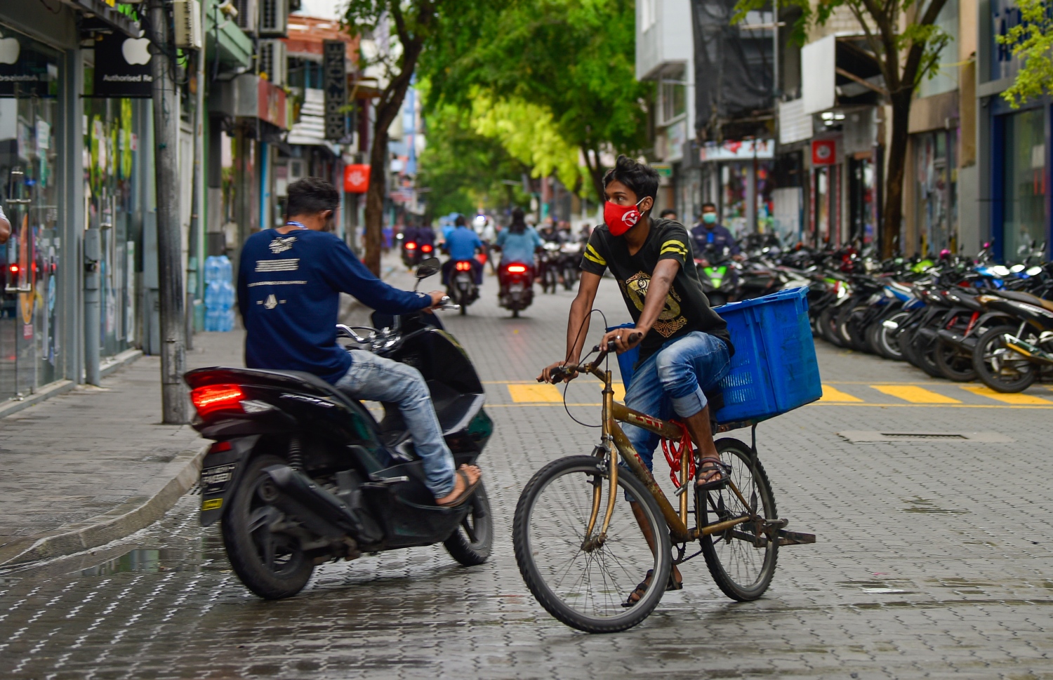 މާލެ- މެއި 13، 2021: މާލޭގައި އިއްޔެ ހަވީރު ކާފިއު ހިންގާފައި: ކޮވިޑްގެ ހާލަތު ވަރަށް ބޮޑަށް އަނެއްކާވެސް ގޯސްވެ، ސަރުކާރުން ވަނީ އިއްޔެ އިން ފެށިގެން ފިޔަވަޅުތައް އަޅައިފައި. ޒަރޫރީ ބޭނުންތަކަށް ހުއްދަ އާ އެކު ނޫނީ ގެއިން ބޭރަކަށް ނުނިކުމެވޭ -- ފޮޓޯ:އަހުމަދު އަވްޝަން އިލްޔާސް/ މިހާރު