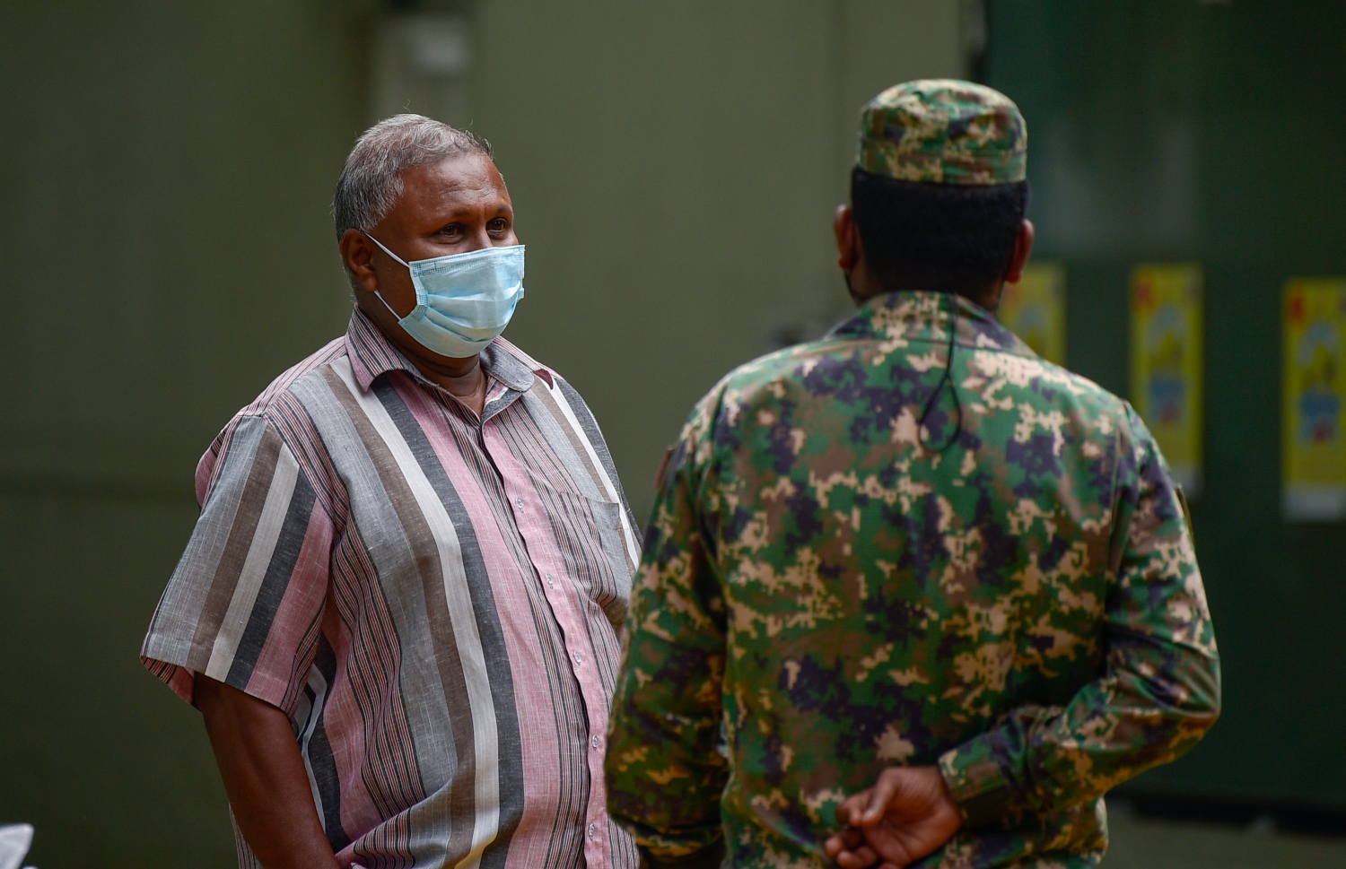 މާލެ- މެއި 13، 2021: ކާފިއު ހިންގާފައި އޮތް އިރު ސިފައިންގެ މީހަކު މަގުތައް ބަލަހައްޓަނީ: މި ކާފިއު ހަފުތާއަކަށް ދެމިގެންދާނެ، ސަރުކާރުގެެ ބޭނުމަކީ މިހާރު އޮތް ކޮވިޑްގެ ރާޅުގެ ބާރު ދަށްކޮށްލުންް-- ފޮޓޯ:އަހުމަދު އަވްޝަން އިލްޔާސް/ މިހާރު