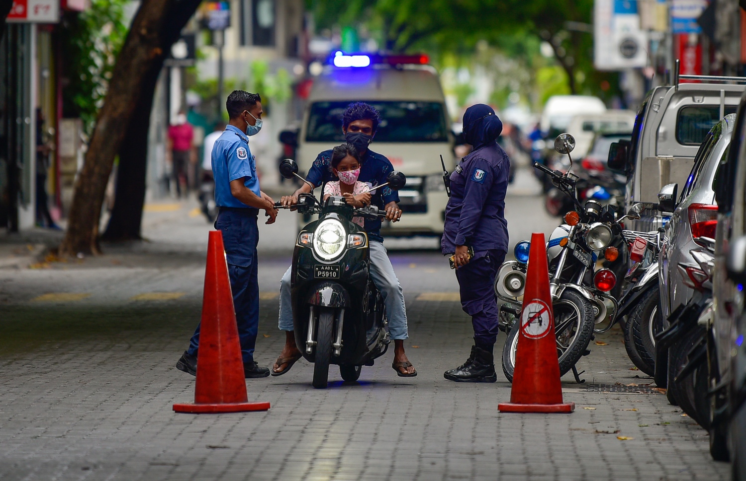 މާލެ- މެއި 13، 2021: މާލޭގައި އިއްޔެ ހަވީރު ކާފިއު ހިންގާފައި: ކޮވިޑްގެ ހާލަތު ވަރަށް ބޮޑަށް އަނެއްކާވެސް ގޯސްވެ، ސަރުކާރުން ވަނީ އިއްޔެ އިން ފެށިގެން ފިޔަވަޅުތައް އަޅައިފައި. ޒަރޫރީ ބޭނުންތަކަށް ހުއްދަ އާ އެކު ނޫނީ ގެއިން ބޭރަކަށް ނުނިކުމެވޭ -- ފޮޓޯ:އަހުމަދު އަވްޝަން އިލްޔާސް/ މިހާރު