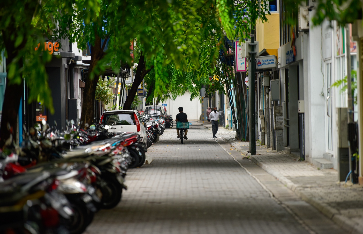 މާލެ- މެއި 13، 2021: މާލޭގައި އިއްޔެ ހަވީރު ކާފިއު ހިންގާފައި: ކޮވިޑްގެ ހާލަތު ވަރަށް ބޮޑަށް އަނެއްކާވެސް ގޯސްވެ، ސަރުކާރުން ވަނީ އިއްޔެ އިން ފެށިގެން ފިޔަވަޅުތައް އަޅައިފައި. ޒަރޫރީ ބޭނުންތަކަށް ހުއްދަ އާ އެކު ނޫނީ ގެއިން ބޭރަކަށް ނުނިކުމެވޭ -- ފޮޓޯ:އަހުމަދު އަވްޝަން އިލްޔާސް/ މިހާރު