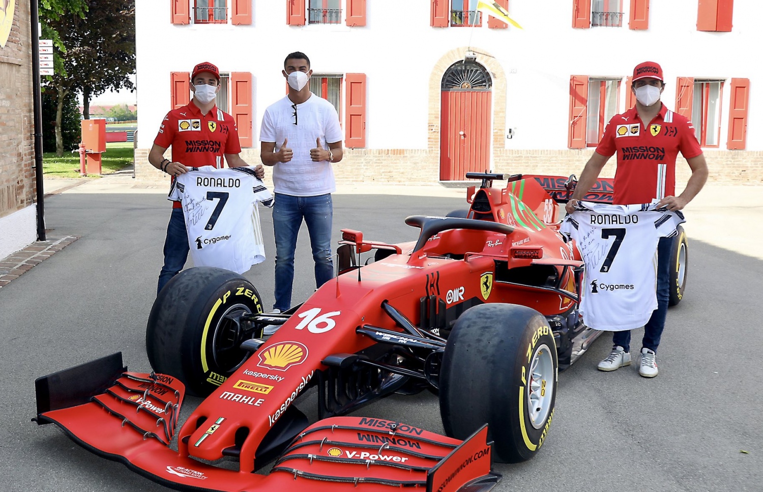 ޔުވެންޓަސްގެ ފޯވަޑް ރޮނާލްޑޯ ފެރާރީ ކާރު ގަންނަން ކުރި ޒިޔާރަތުގެ ތެރެއިން