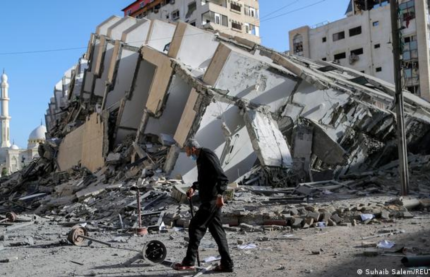 އިޒަރޭލުގެ ވައިގެ ހަމަލާތަކުގައި ބިމާ ހަމަވި ގާޒާގެ އިމާރާތެއް ކައިރިން މީހަކު ހިނގާފައި ދަނީ