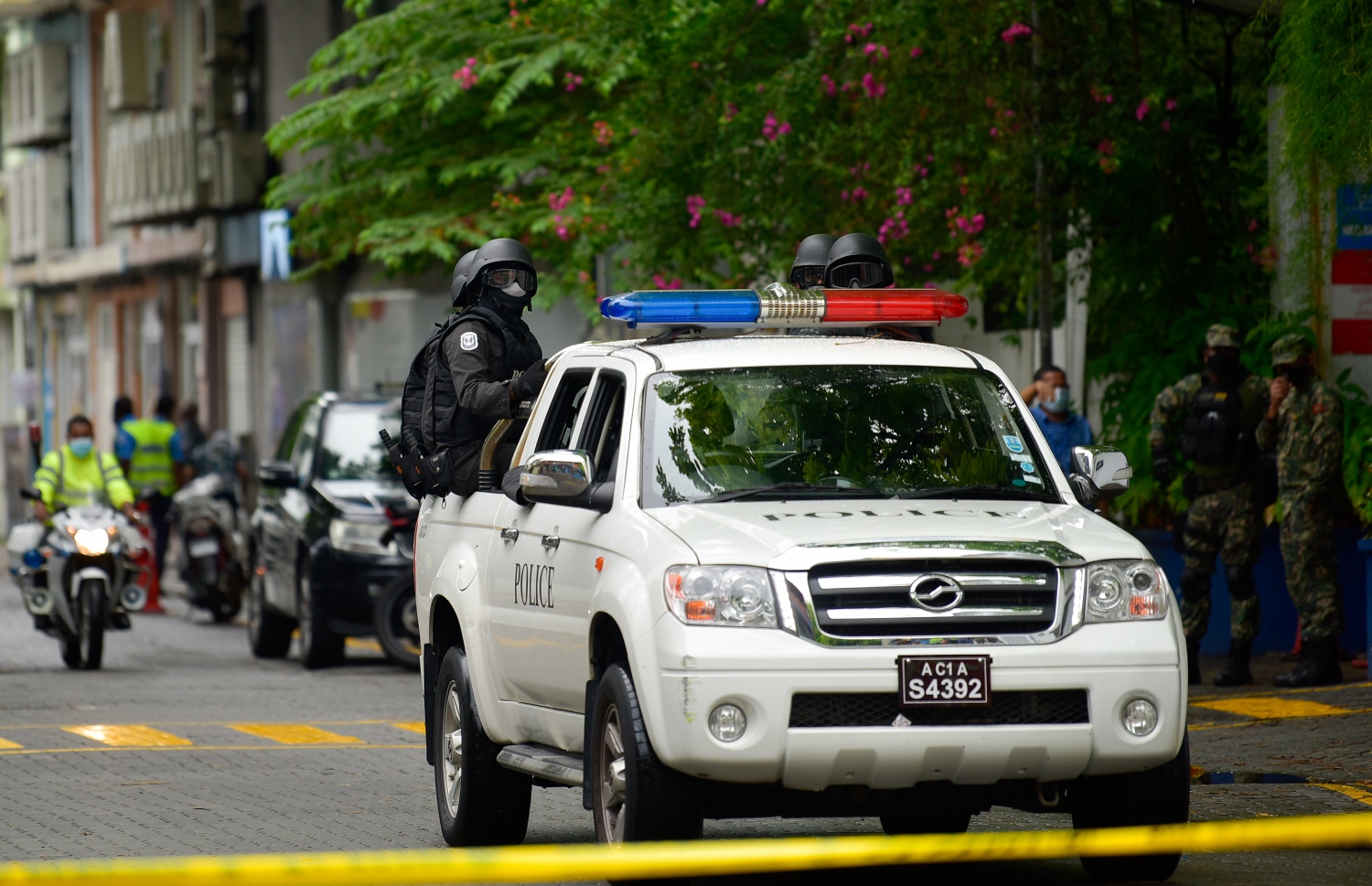 ރައީސް ނަޝީދު އެއާޕޯޓަށް ގެންދާއިރު، ސެކިއުރިޓީ ވަރުގަދަ ކޮށްފައި -- ފޮޓޯ: އަހުމަދު އަވްޝަން/ މިހާރު