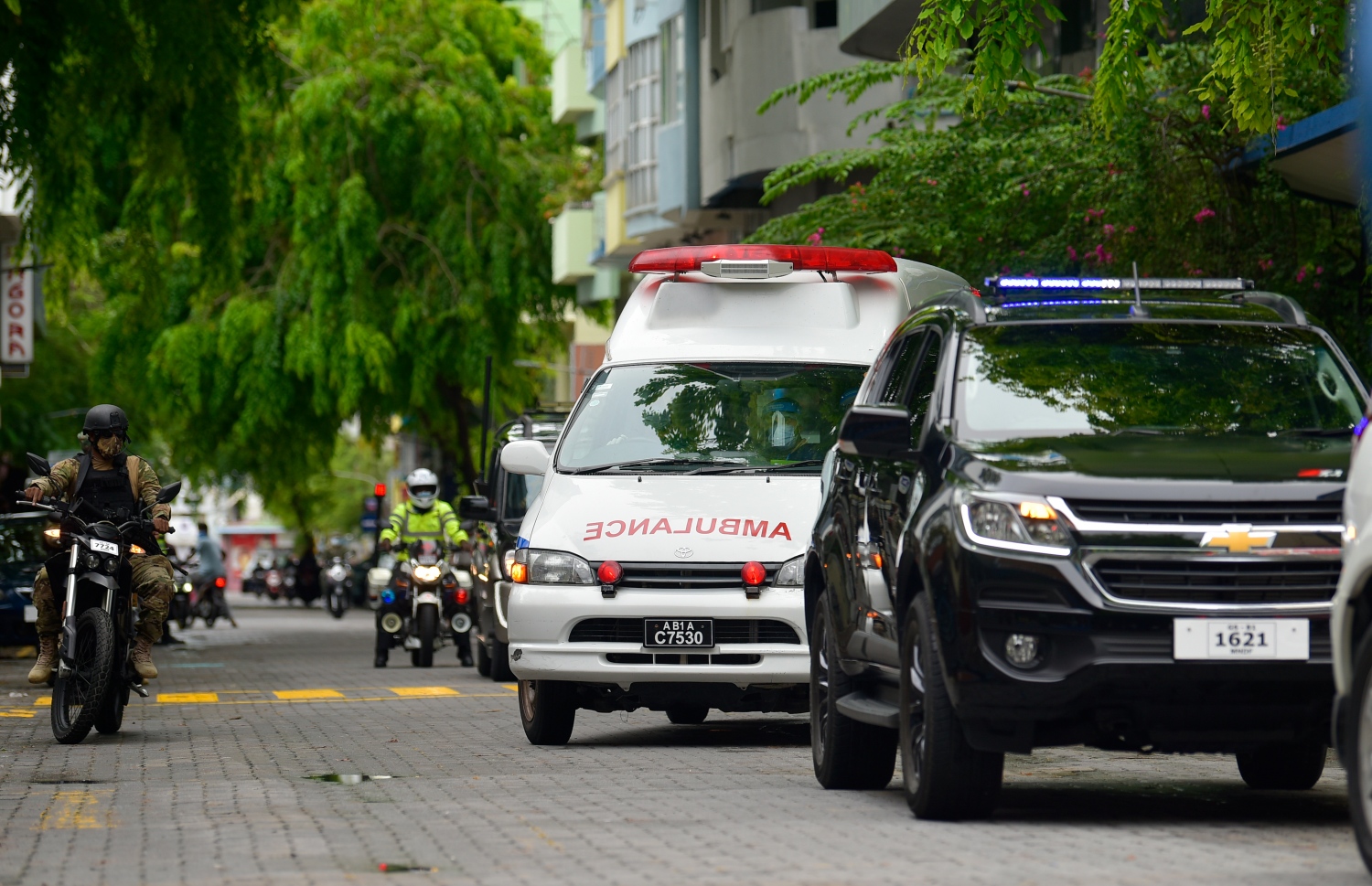 މާލެ- މެއި 13، 2021: ކުރީގެ ރައީސް މުހަންމަދު ނަޝީދު އަވަހާރަކޮށްލަން މިދިޔަ ބުރާސްފަތި ދުވަހުގެ ރޭ މާލޭގައި ގޮއްވާލި ބޮމުގެ ހަމަލާގައި ޒަހަމްވެ ވަޑައިގަތުމަށް ފަހު، އިތުރު ފަރުވާ އަށް އެމަނިކުފާނު ޖަރުމަނުވިލާތަށް ގެންދަން އެއާޕޯޓަށް ގެންދަނީ: އެމަނިކުފާނާއި މާލޭގެ ސެކިއުރިޓީ މިއަދު ވަނީ ވަރަށް ވަރުގަދަކޮށްފައި -- ފޮޓޯ: އަހުމަދު އަވްޝަން/ މިހާރު