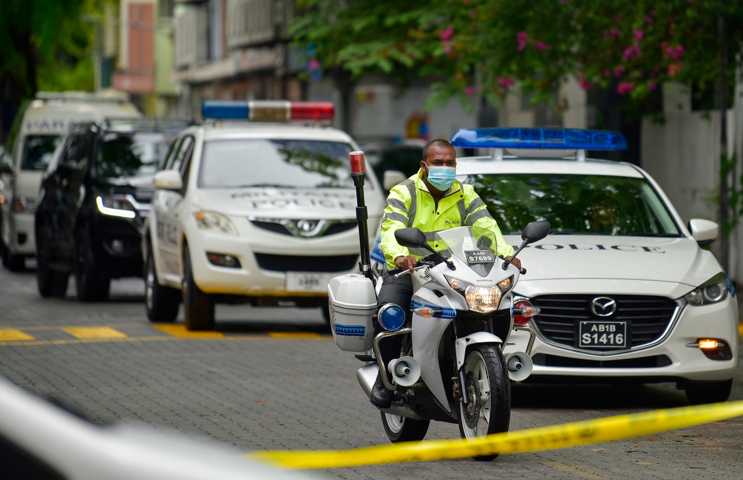 މާލެ- މެއި 13، 2021: ކުރީގެ ރައީސް މުހަންމަދު ނަޝީދު އަވަހާރަކޮށްލަން މިދިޔަ ބުރާސްފަތި ދުވަހުގެ ރޭ މާލޭގައި ގޮއްވާލި ބޮމުގެ ހަމަލާގައި ޒަހަމްވެ ވަޑައިގަތުމަށް ފަހު، އިތުރު ފަރުވާ އަށް އެމަނިކުފާނު ޖަރުމަނުވިލާތަށް ގެންދަން އެއާޕޯޓަށް ގެންދަނީ: އެމަނިކުފާނާއި މާލޭގެ ސެކިއުރިޓީ މިއަދު ވަނީ ވަރަށް ވަރުގަދަކޮށްފައި -- ފޮޓޯ: އަހުމަދު އަވްޝަން/ މިހާރު