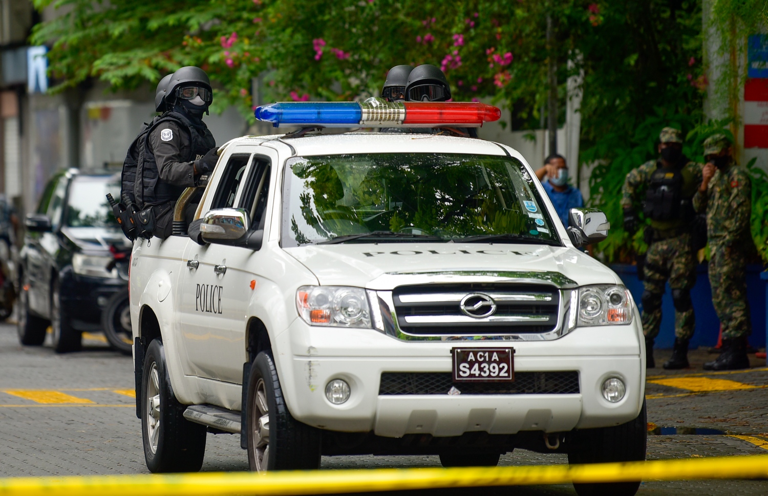 މާލެ- މެއި 13، 2021: ކުރީގެ ރައީސް މުހަންމަދު ނަޝީދު އަވަހާރަކޮށްލަން މިދިޔަ ބުރާސްފަތި ދުވަހުގެ ރޭ މާލޭގައި ގޮއްވާލި ބޮމުގެ ހަމަލާގައި ޒަހަމްވެ ވަޑައިގަތުމަށް ފަހު، އިތުރު ފަރުވާ އަށް އެމަނިކުފާނު ޖަރުމަނުވިލާތަށް ގެންދާތީ ފުލުހުން މަގުތައް ބަލަހައްޓަނީ: މާލޭގެ ސެކިއުރިޓީ މިއަދު ވަނީ ވަރަށް ބޮޑަށް ވަރުގަދަކޮށްފައި -- ފޮޓޯ: އަހުމަދު އަވްޝަން/ މިހާރު