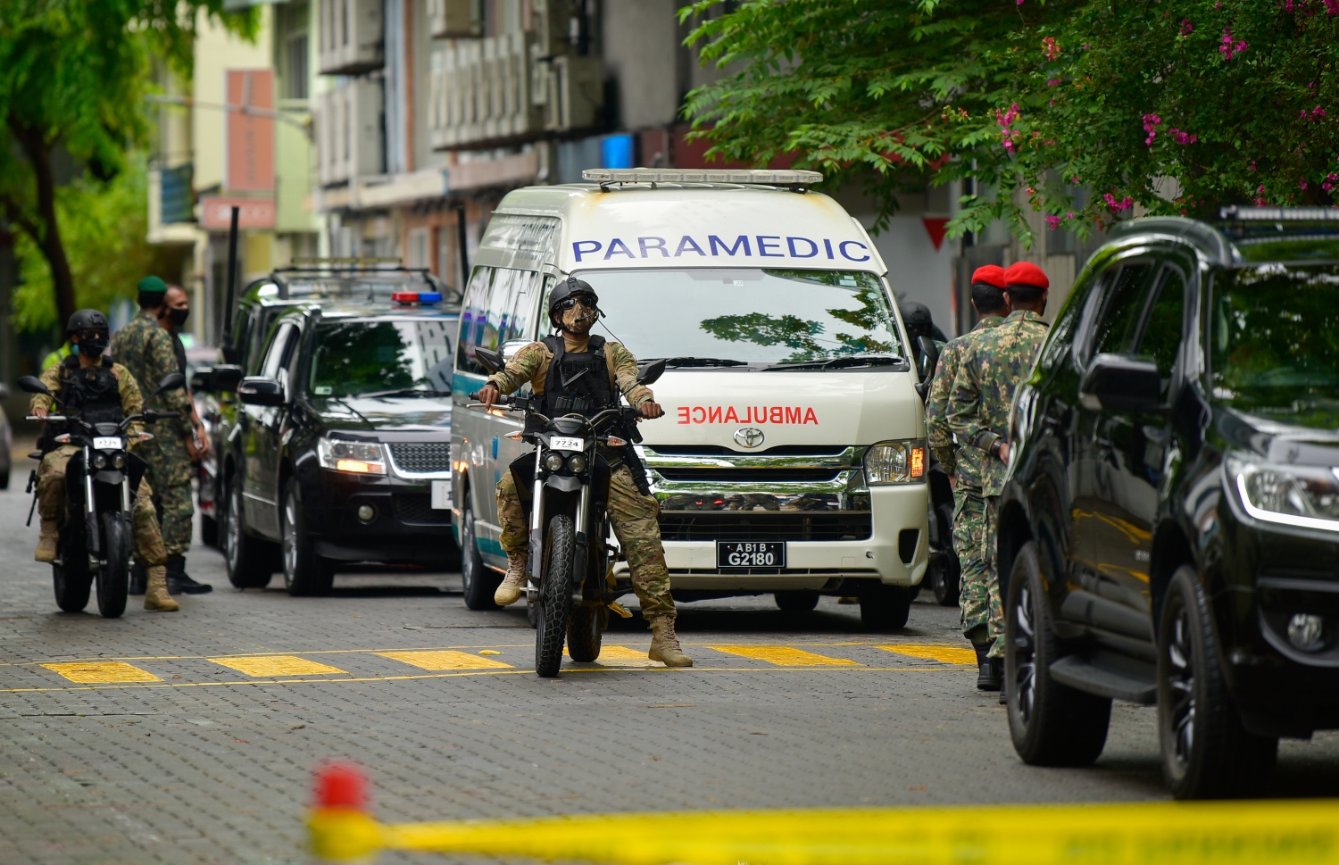 މާލެ- މެއި 13، 2021: ކުރީގެ ރައީސް މުހަންމަދު ނަޝީދު އަވަހާރަކޮށްލަން މިދިޔަ ބުރާސްފަތި ދުވަހުގެ ރޭ މާލޭގައި ގޮއްވާލި ބޮމުގެ ހަމަލާގައި ޒަހަމްވެ ވަޑައިގަތުމަށް ފަހު، އިތުރު ފަރުވާ އަށް އެމަނިކުފާނު ޖަރުމަނުވިލާތަށް ގެންދަން އެއާޕޯޓަށް ގެންދަނީ: އެމަނިކުފާނާއި މާލޭގެ ސެކިއުރިޓީ މިއަދު ވަނީ ވަރަށް ވަރުގަދަކޮށްފައި -- ފޮޓޯ: އަހުމަދު އަވްޝަން/ މިހާރު