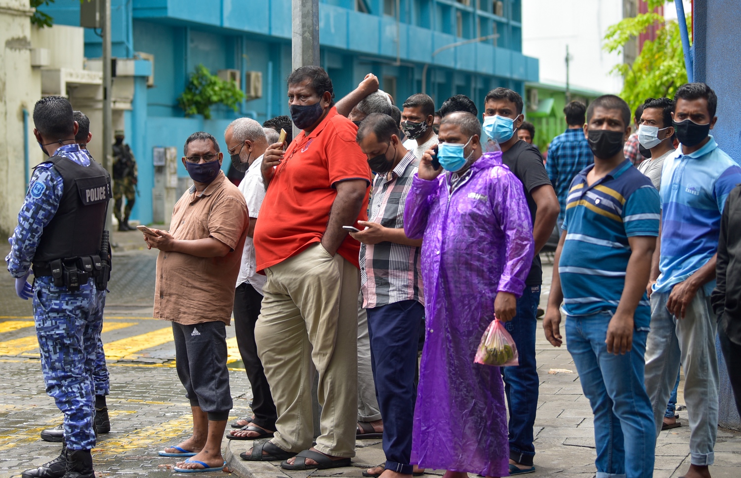 މާލެ- މެއި 13، 2021: ކުރީގެ ރައީސް މުހަންމަދު ނަޝީދު އަވަހާރަކޮށްލަން މިދިޔަ ބުރާސްފަތި ދުވަހުގެ ރޭ މާލޭގައި ގޮއްވާލި ބޮމުގެ ހަމަލާގައި ޒަހަމްވެ ވަޑައިގަތުމަށް ފަހު، އިތުރު ފަރުވާ އަށް އެމަނިކުފާނު ޖަރުމަނުވިލާތަށް ގެންދާތީ އޭޑީކޭ ސަރަހައްދުގައި މީހުން އެއްވެފައި: ނަޝީދު ދެކިލުމަށް ވަރަށް ގިނަ ބަޔަކު އޭޑީކޭ ސަރަހައްދަށް ދިޔަ -- ފޮޓޯ: އަހުމަދު އަވްޝަން/ މިހާރު