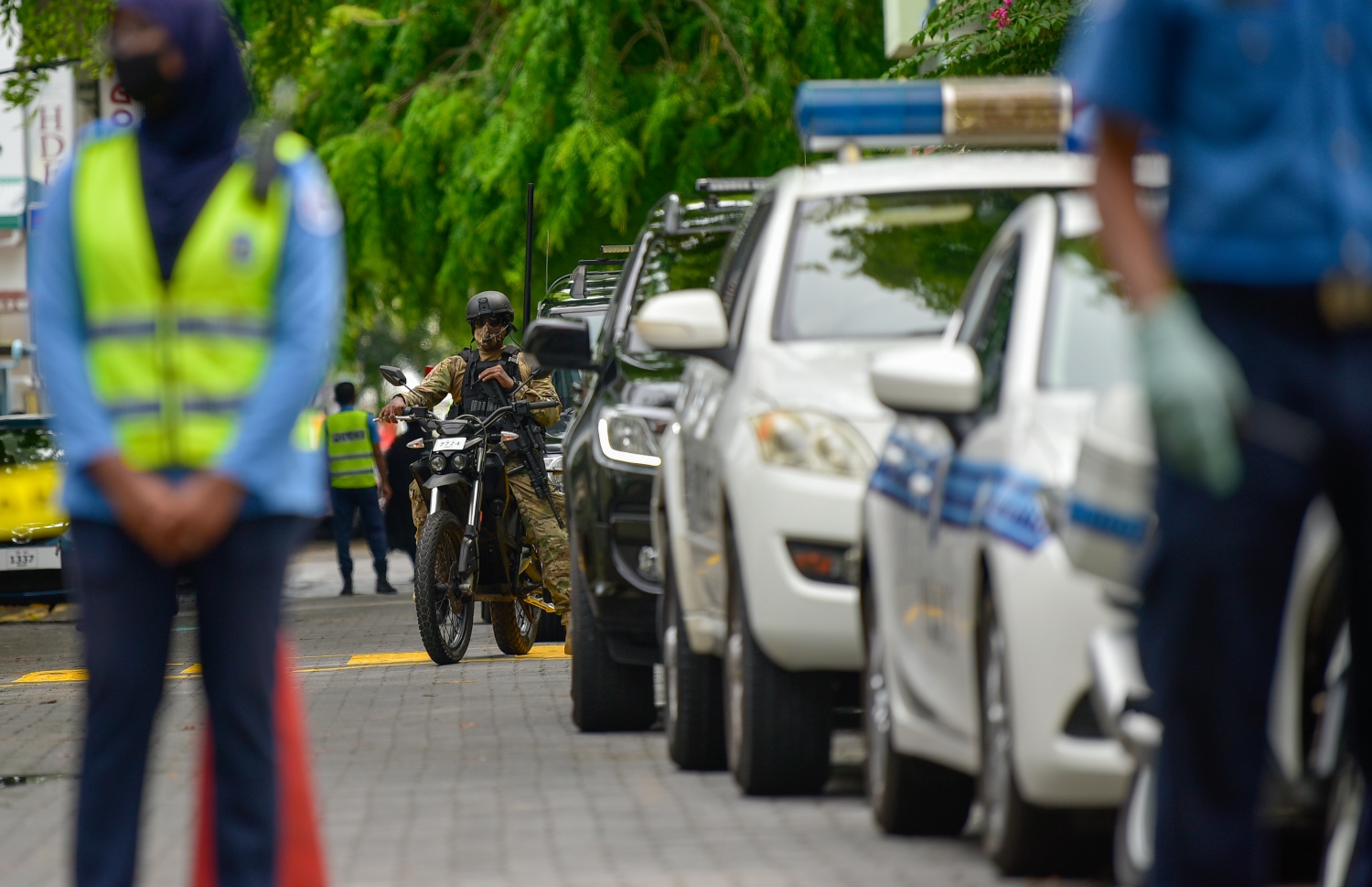 މާލެ- މެއި 13، 2021: ޓެރަރިޒަމްގެ ހަމަލާގައި ރައްޔިތުންގެ މަޖިލީހުގެ ރައީސް އަދި ކުރީގެ ރައީސް މުހައްމަދު ނަޝީދަށް ލިބިވަޑައިގަތް ޒަހަމްތަކަށް އިތުރު ފަރުވާ ހޯއްދެވުމަށް މިއަދު ޖަރުމަނަށް ފުރާވަޑައިގަތުމަށް އެއާޕޯޓަށް ވަޑައިގެންފި: އެމަނިކުފާނު އެއާޕޯޓަށް ވަޑައިގަންނަވާތީ، އެ މަނިކުފާނު ފަރުވާ ހޯއްދެވި އޭޑީކޭ ހޮސްޕިޓަލް ސަރަހައްދާއި މާލޭގެ އެހެން ބައެއް ހިސާބުގައި ވެސް ވަނީ ސެކިއުރިޓީ ވަރަށް ވަރުގަދަ ކޮށްފަ.-- ފޮޓޯ:އަހުމަދު އަވްޝަން/މިހާރު