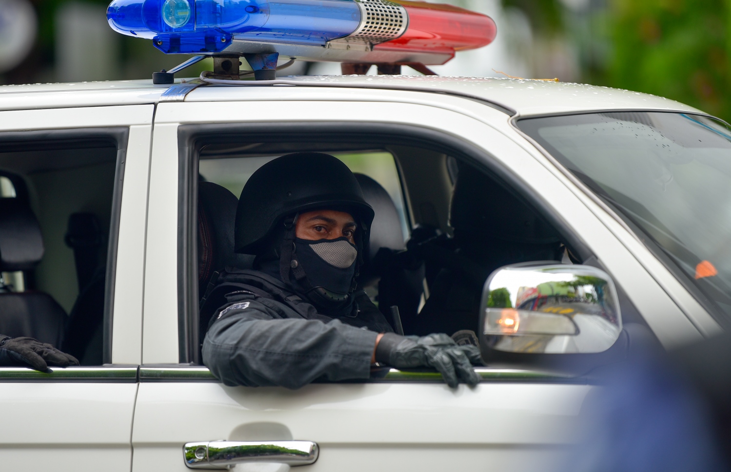 މާލެ- މެއި 13، 2021: ކުރީގެ ރައީސް މުހަންމަދު ނަޝީދު އަވަހާރަކޮށްލަން މިދިޔަ ބުރާސްފަތި ދުވަހުގެ ރޭ މާލޭގައި ގޮއްވާލި ބޮމުގެ ހަމަލާގައި ޒަހަމްވެ ވަޑައިގަތުމަށް ފަހު، އިތުރު ފަރުވާ އަށް އެމަނިކުފާނު ޖަރުމަނުވިލާތަށް ގެންދަން އެއާޕޯޓަށް ގެންދަނީ: އެމަނިކުފާނާއި މާލޭގެ ސެކިއުރިޓީ މިއަދު ވަނީ ވަރަށް ވަރުގަދަކޮށްފައި -- ފޮޓޯ: އަހުމަދު އަވްޝަން/ މިހާރު