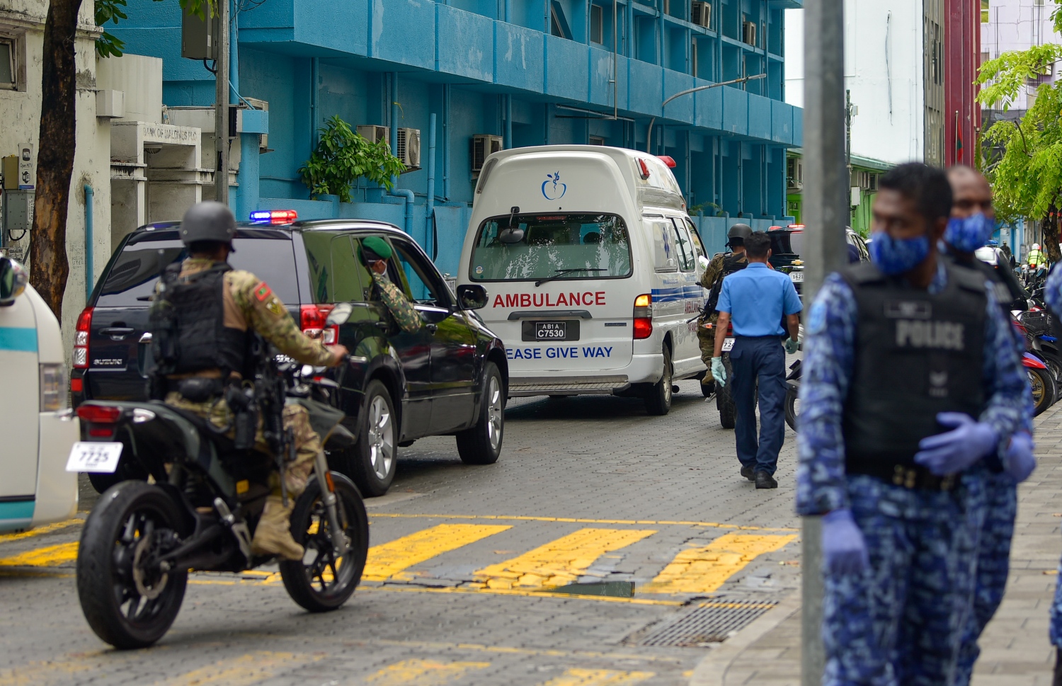 މާލެ- މެއި 13، 2021: ކުރީގެ ރައީސް މުހަންމަދު ނަޝީދު އަވަހާރަކޮށްލަން މިދިޔަ ބުރާސްފަތި ދުވަހުގެ ރޭ މާލޭގައި ގޮއްވާލި ބޮމުގެ ހަމަލާގައި ޒަހަމްވެ ވަޑައިގަތުމަށް ފަހު، އިތުރު ފަރުވާ އަށް އެމަނިކުފާނު ޖަރުމަނުވިލާތަށް ގެންދަން އެއާޕޯޓަށް ގެންދަނީ: އެމަނިކުފާނާއި މާލޭގެ ސެކިއުރިޓީ މިއަދު ވަނީ ވަރަށް ވަރުގަދަކޮށްފައި -- ފޮޓޯ: އަހުމަދު އަވްޝަން/ މިހާރު