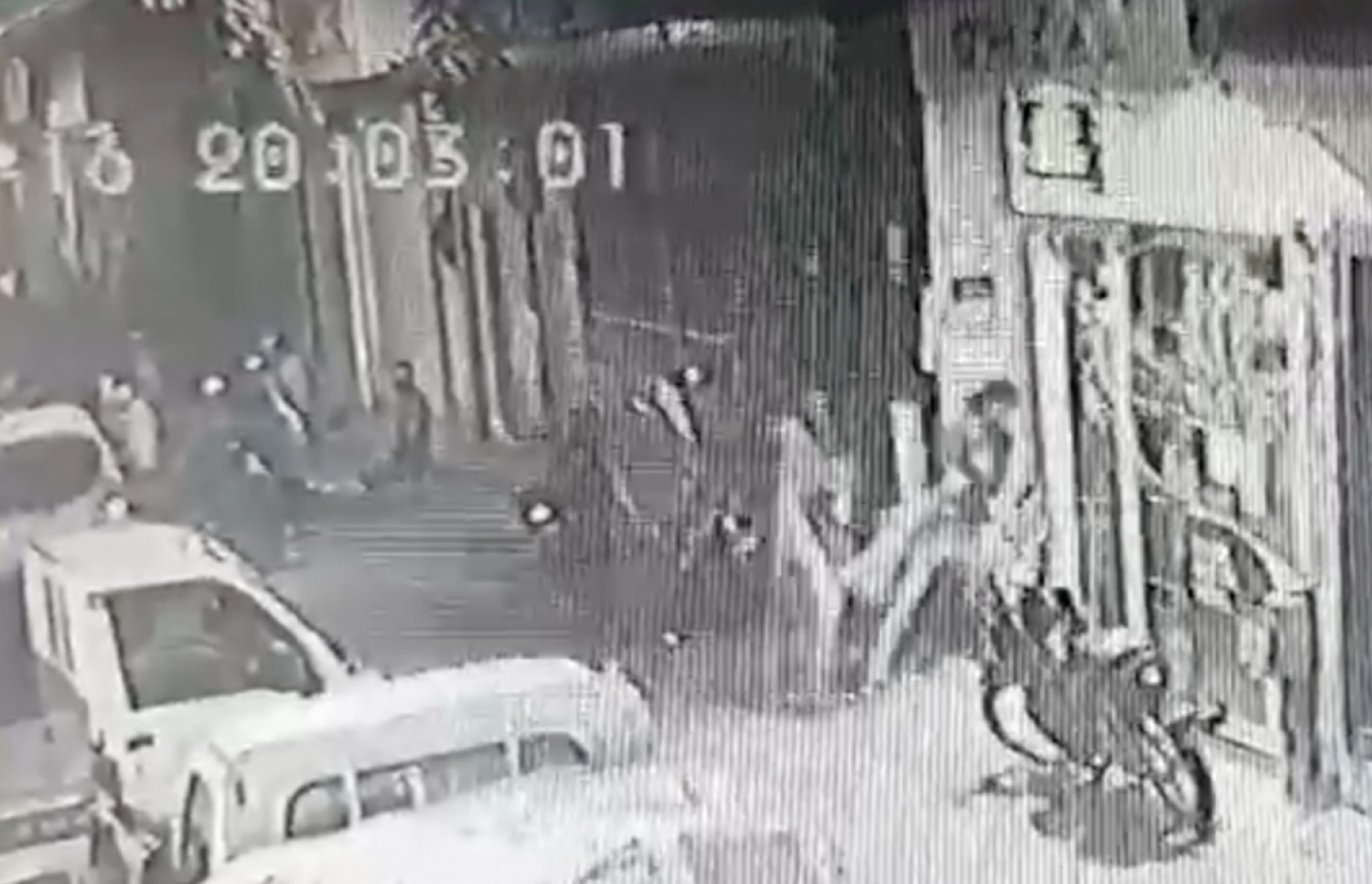 މާލެ މަގުމަތިން ގަދަކަމުން އަންހެންނަކު ގެންދަނިކޮށް ފެންނަ ވީޑިއޯއެއްގެ ސްކްރީންޝޮޓެއް.--